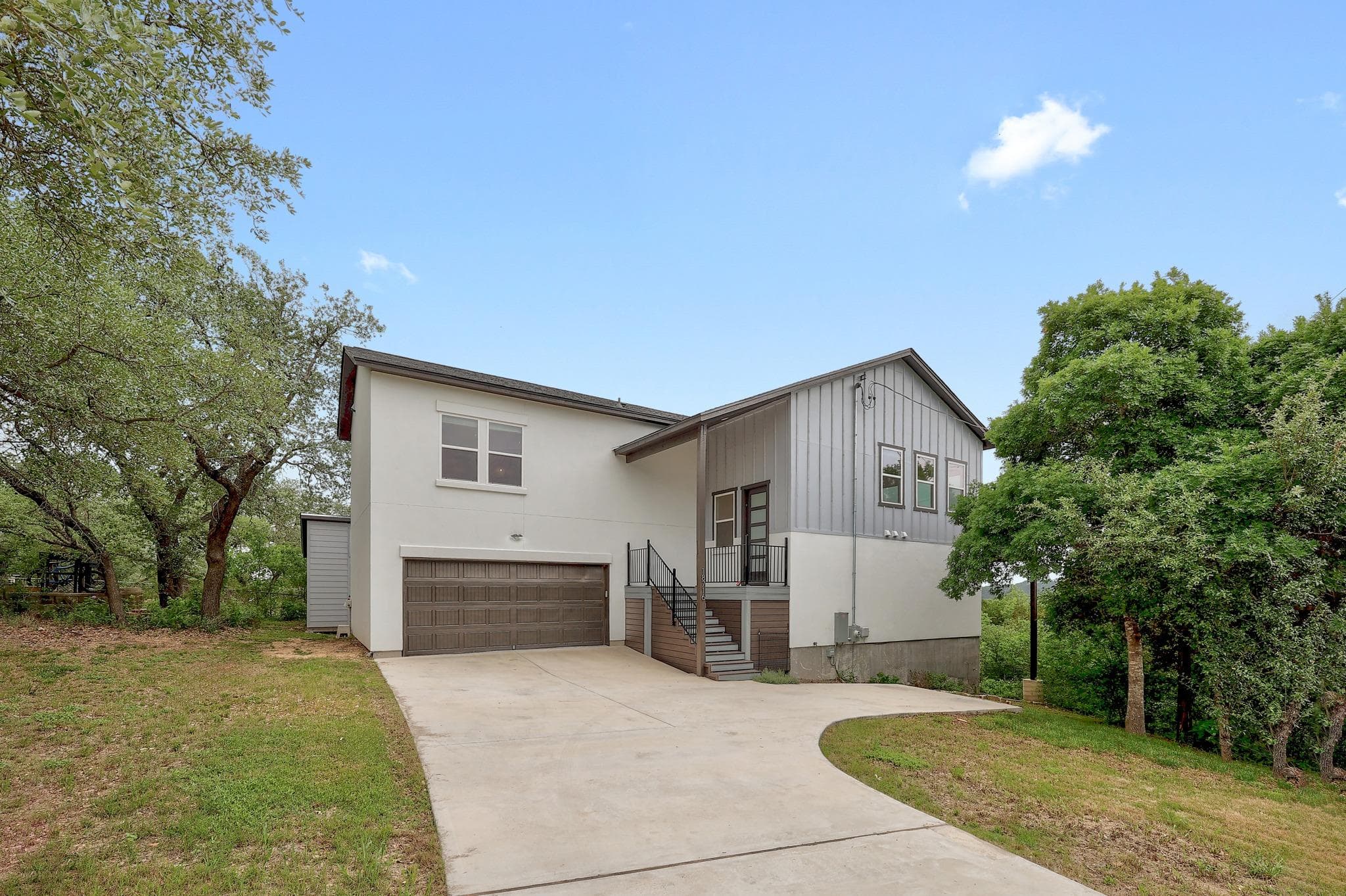 18716 W Lakeview Dr