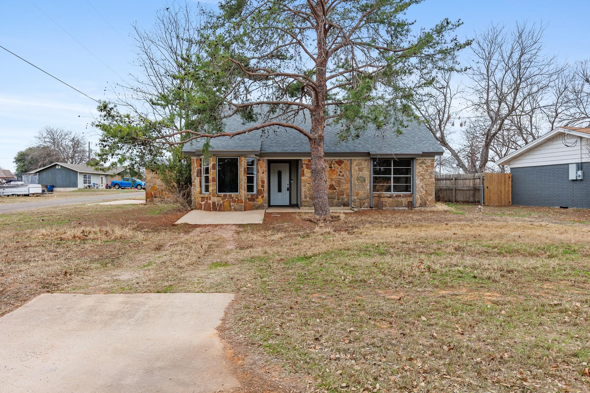 400 N River Oaks Dr