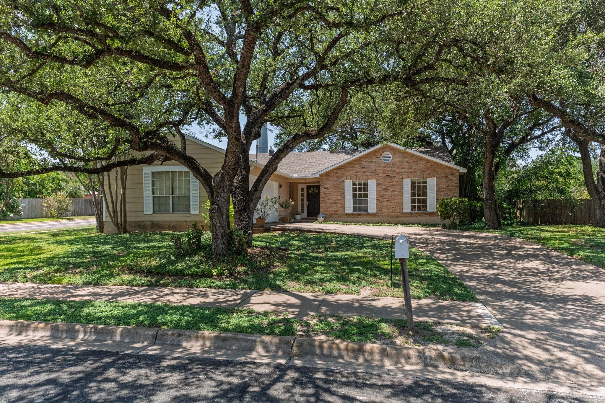 1015 Huntridge Dr
