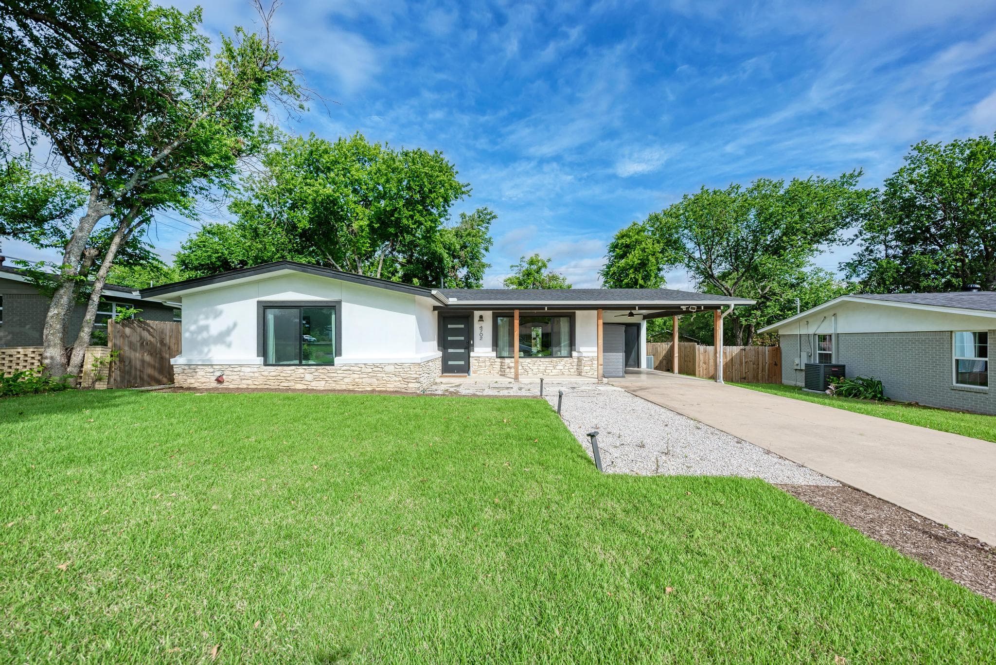 4702 Hilldale Dr