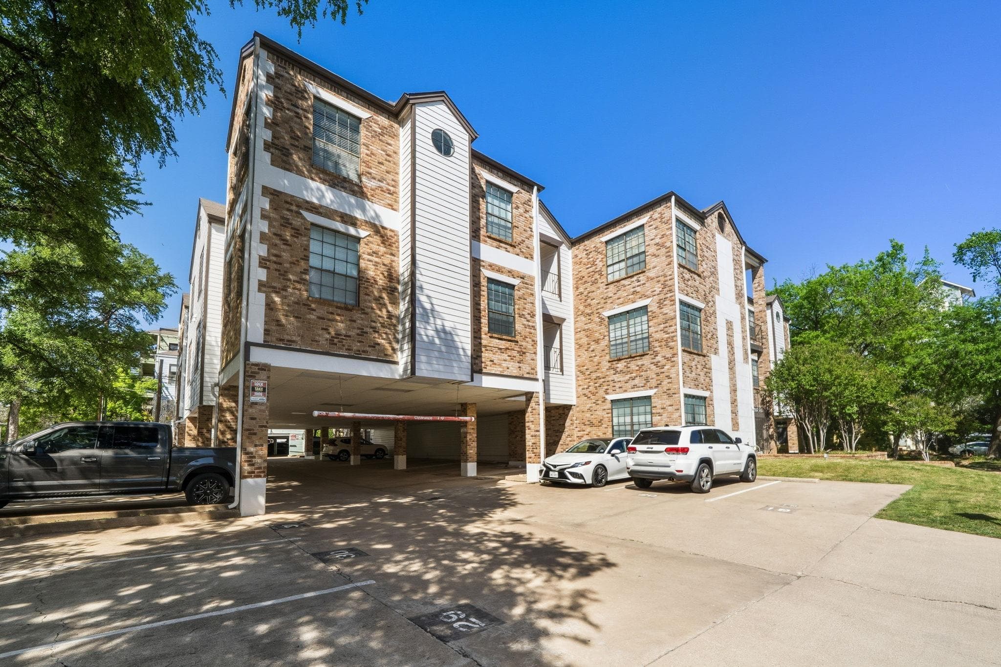 912 W 22nd St #208