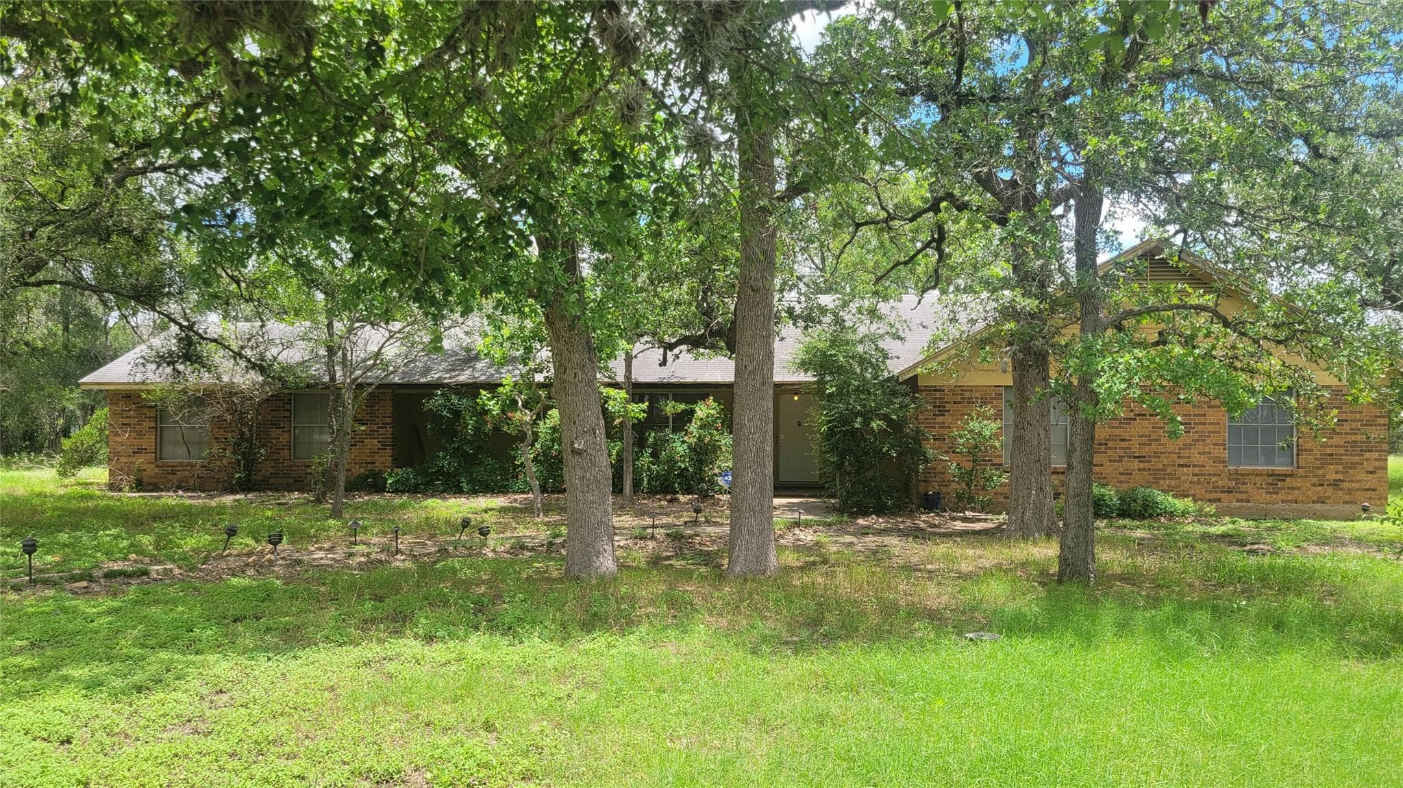 123 River Oaks Dr