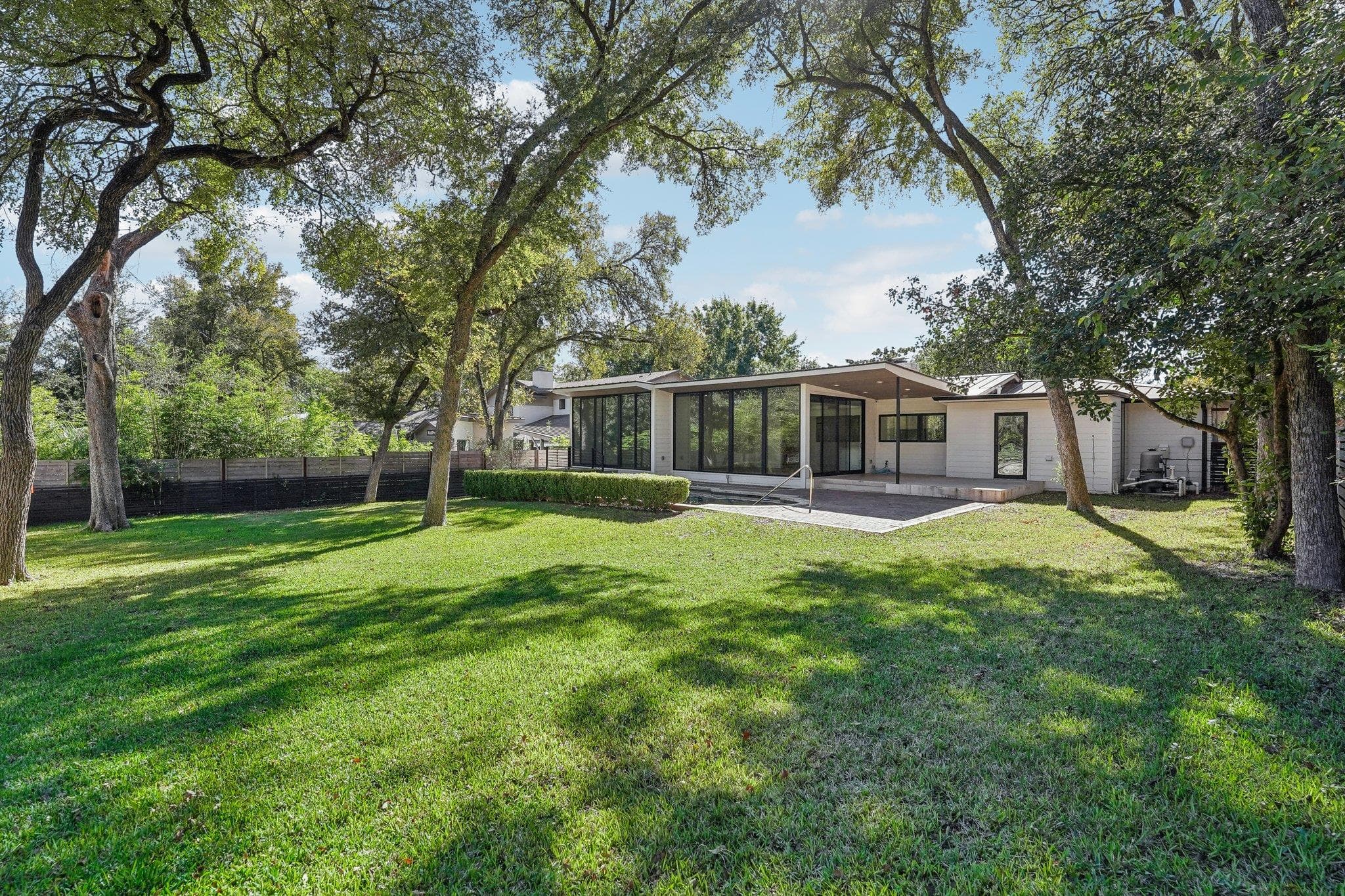 3927 Balcones Dr