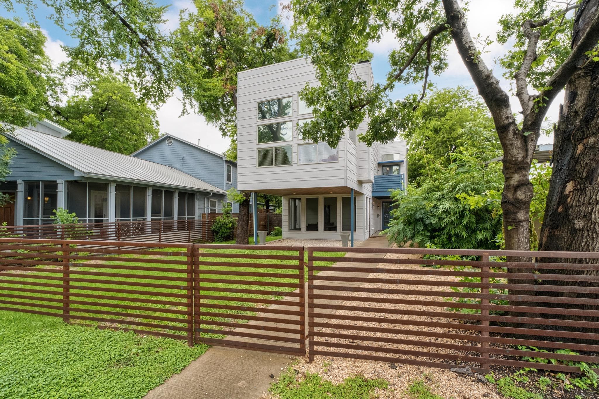 604 W LIVE OAK St