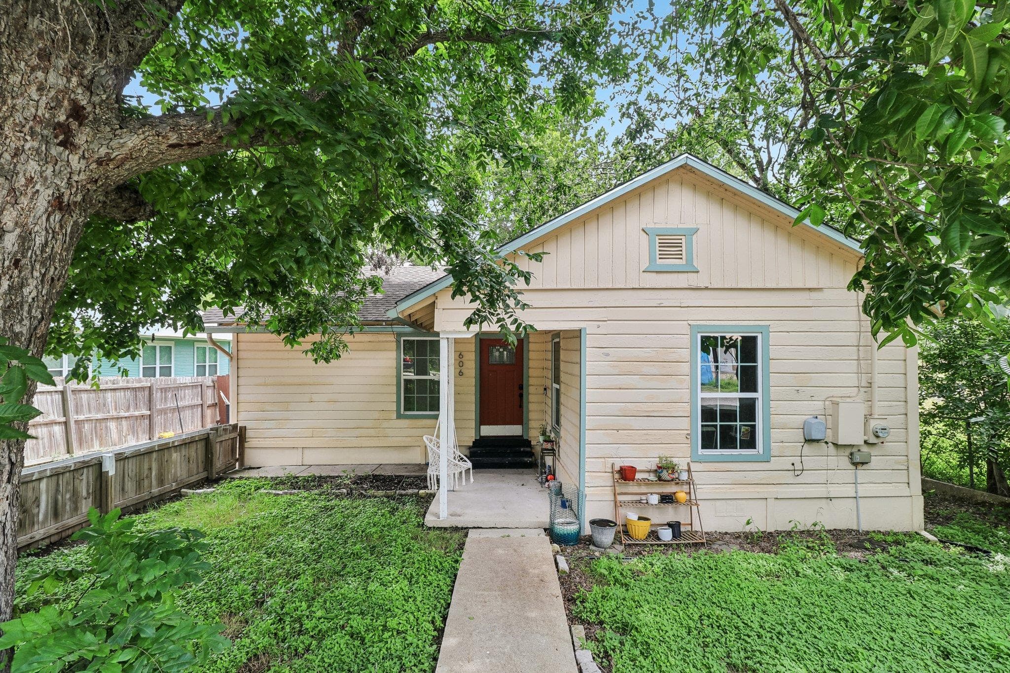 606 E Pecan St