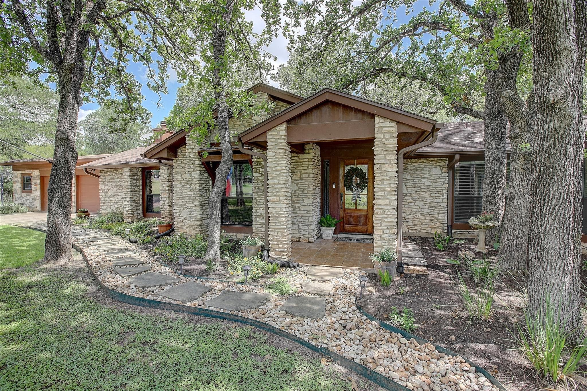 205 E Esparada Dr