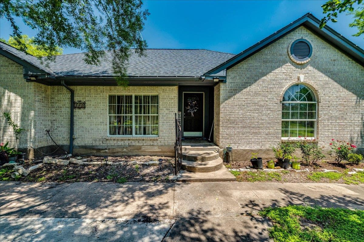 123 Crossroads Dr