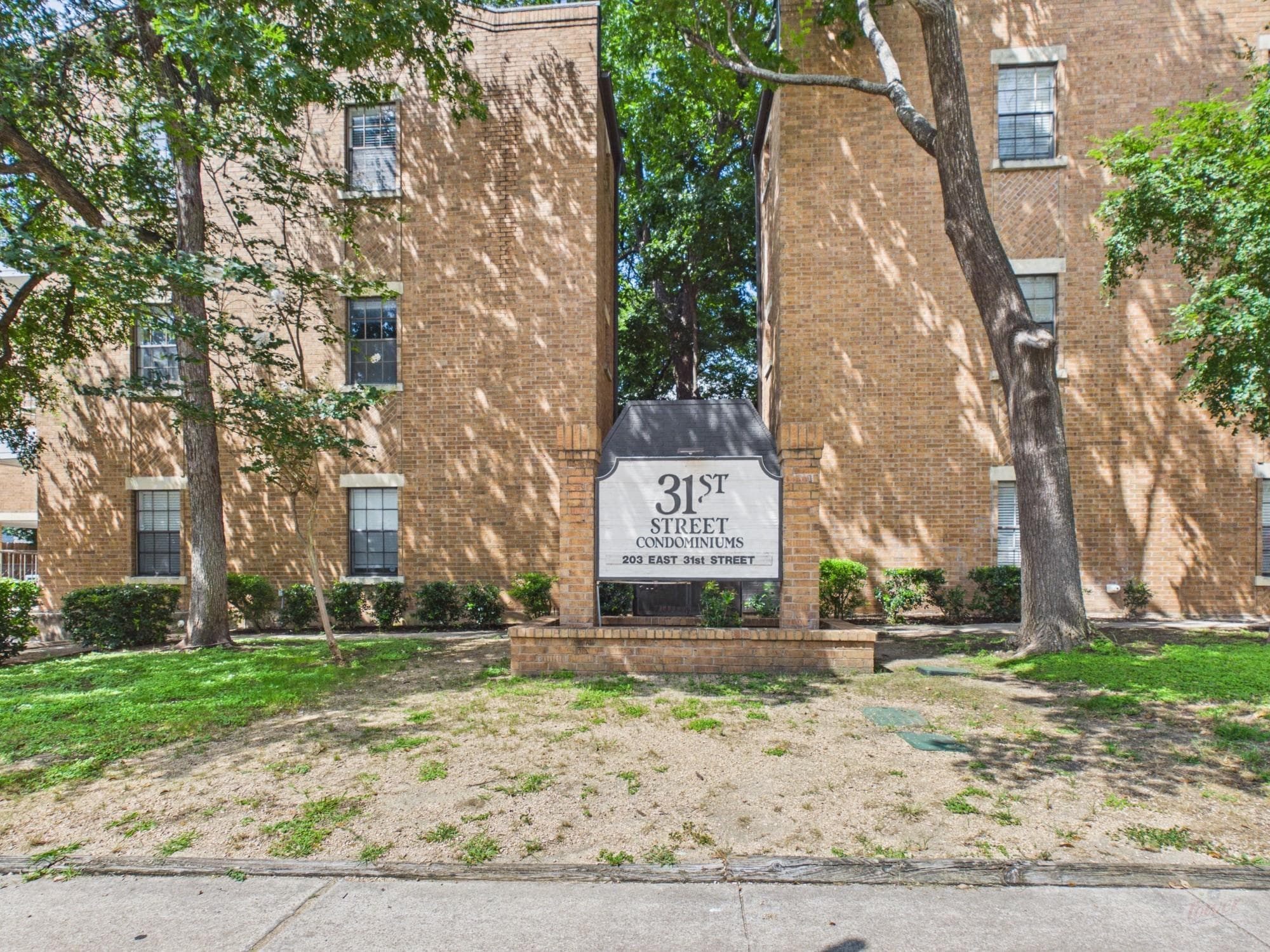 203 E 31st St #204