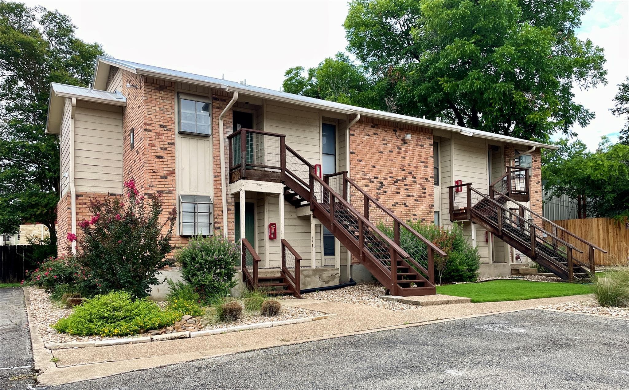 421 W San Antonio St #i 2