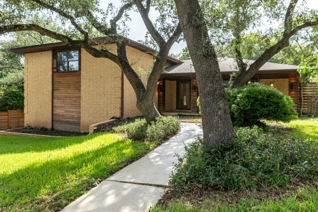 9404 Springwood Dr