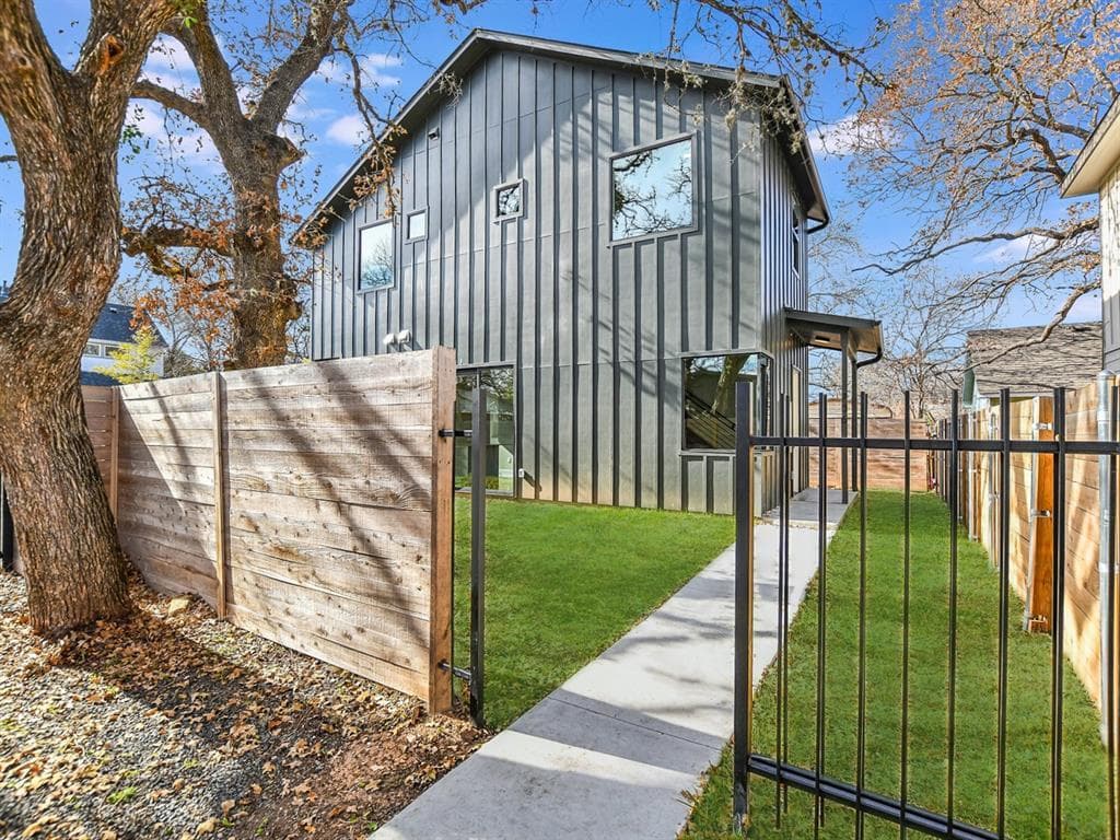 706 Valdez St #2