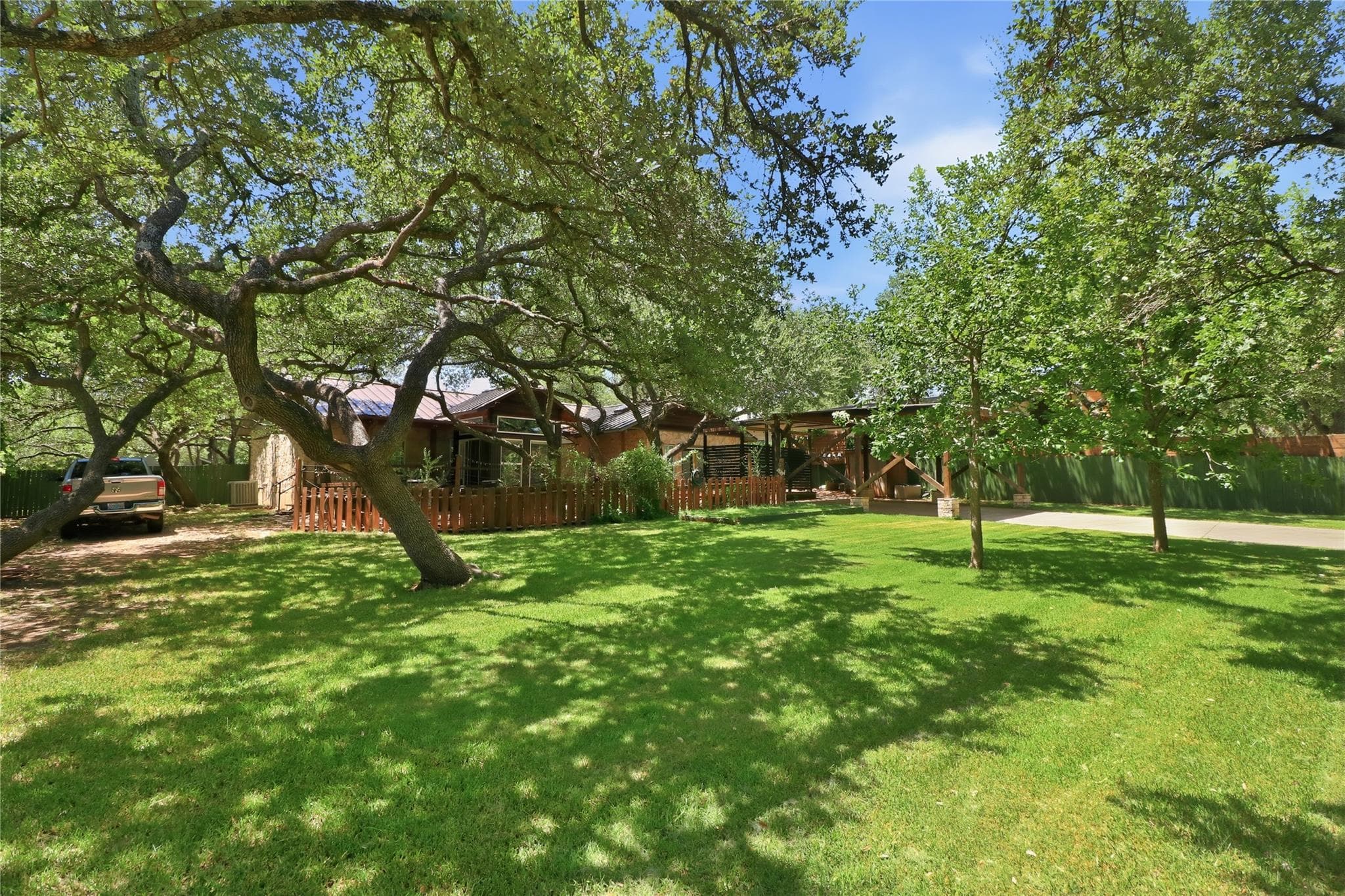 102 N Lake Hills Dr