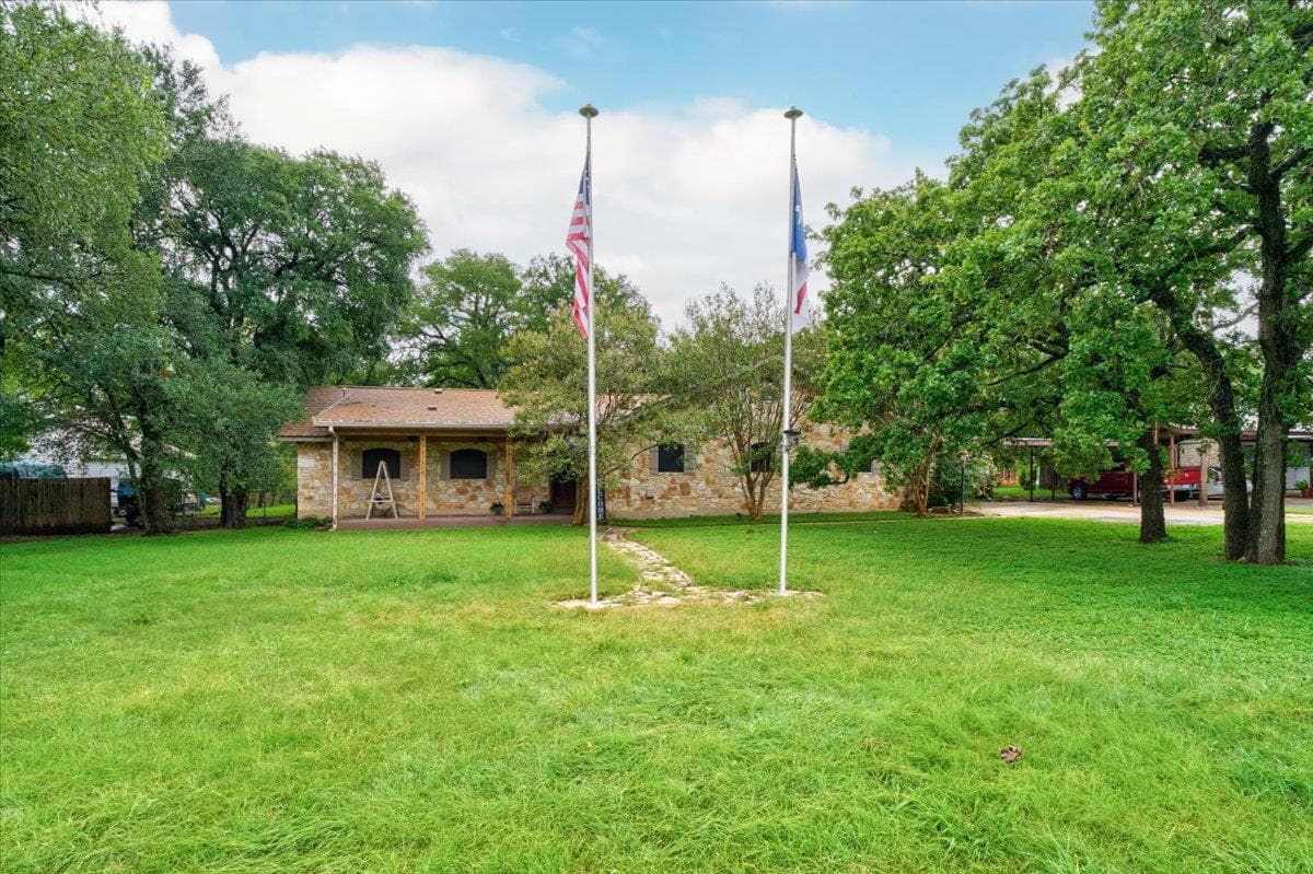 1009 Bluebird Dr