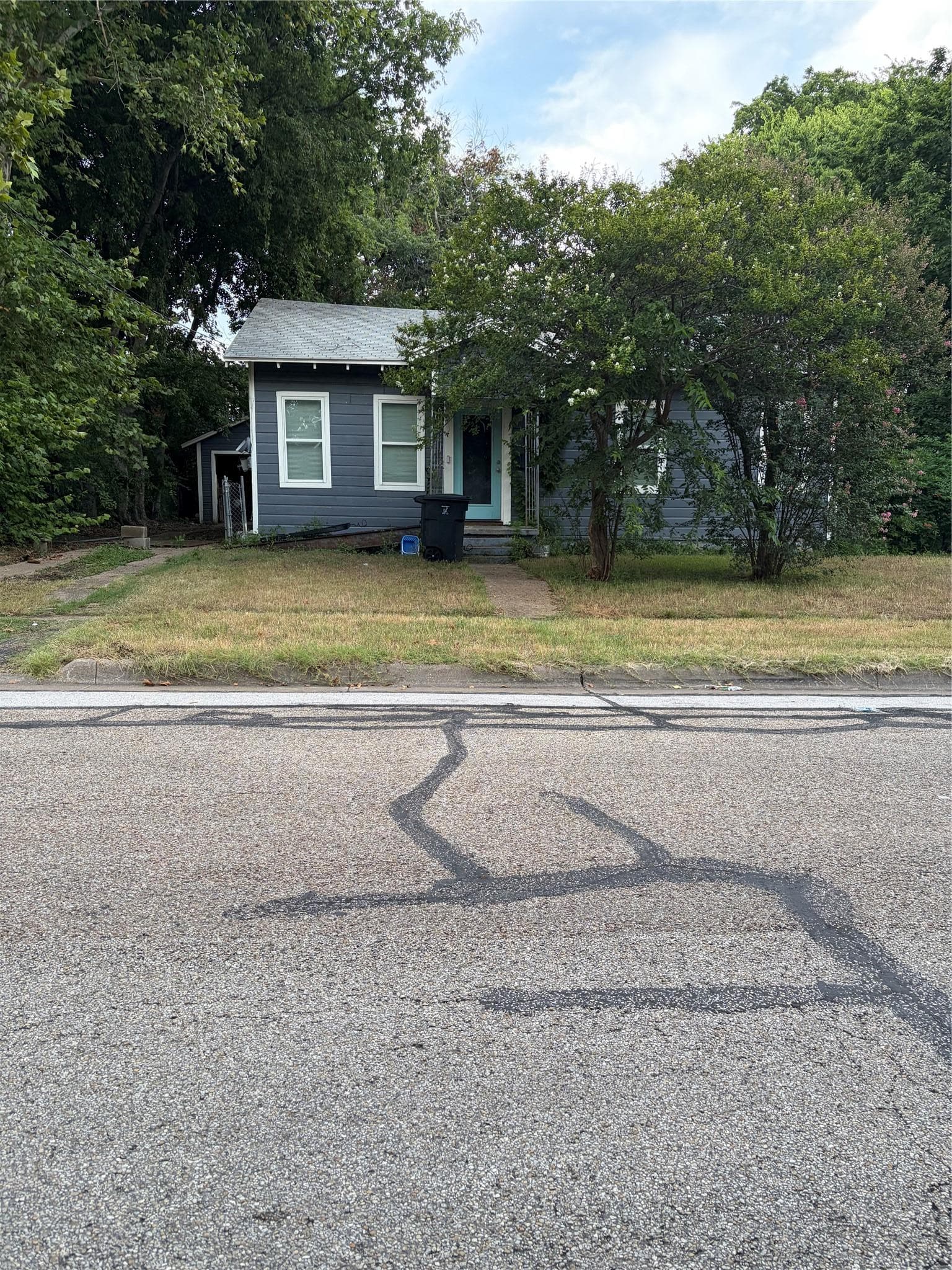 907 Attas Ave