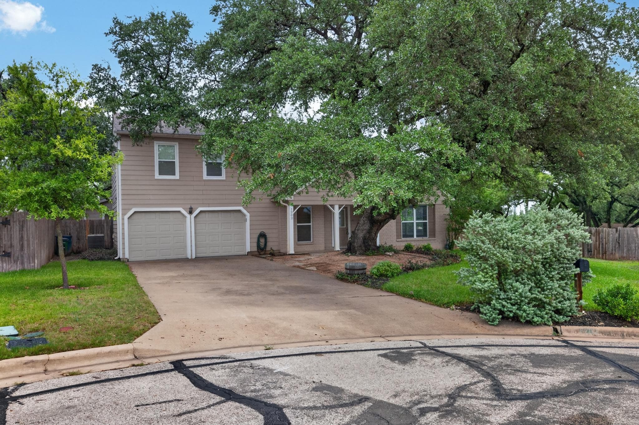 1202 Knollpark Cir