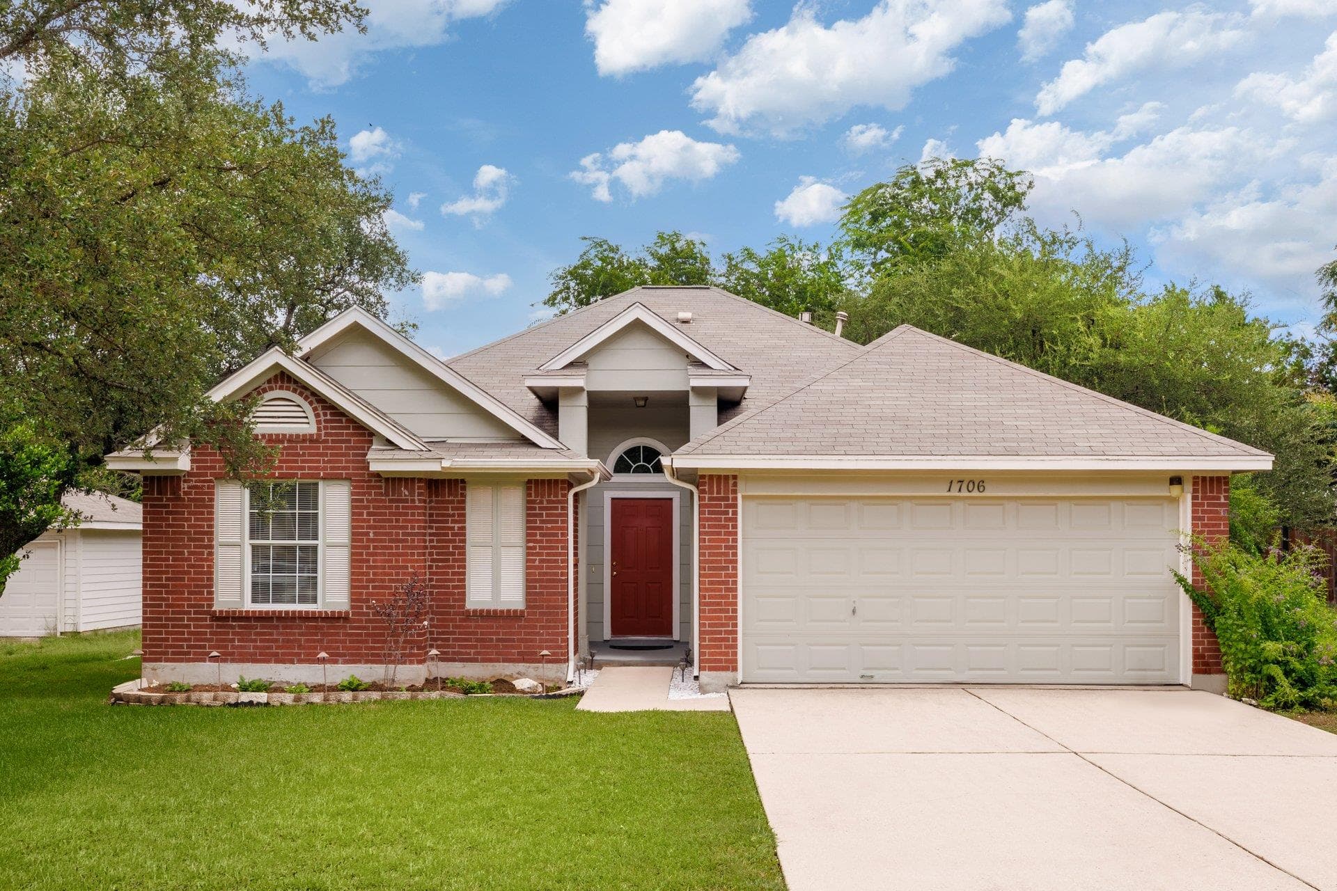 1706 COLUMBINE Ln