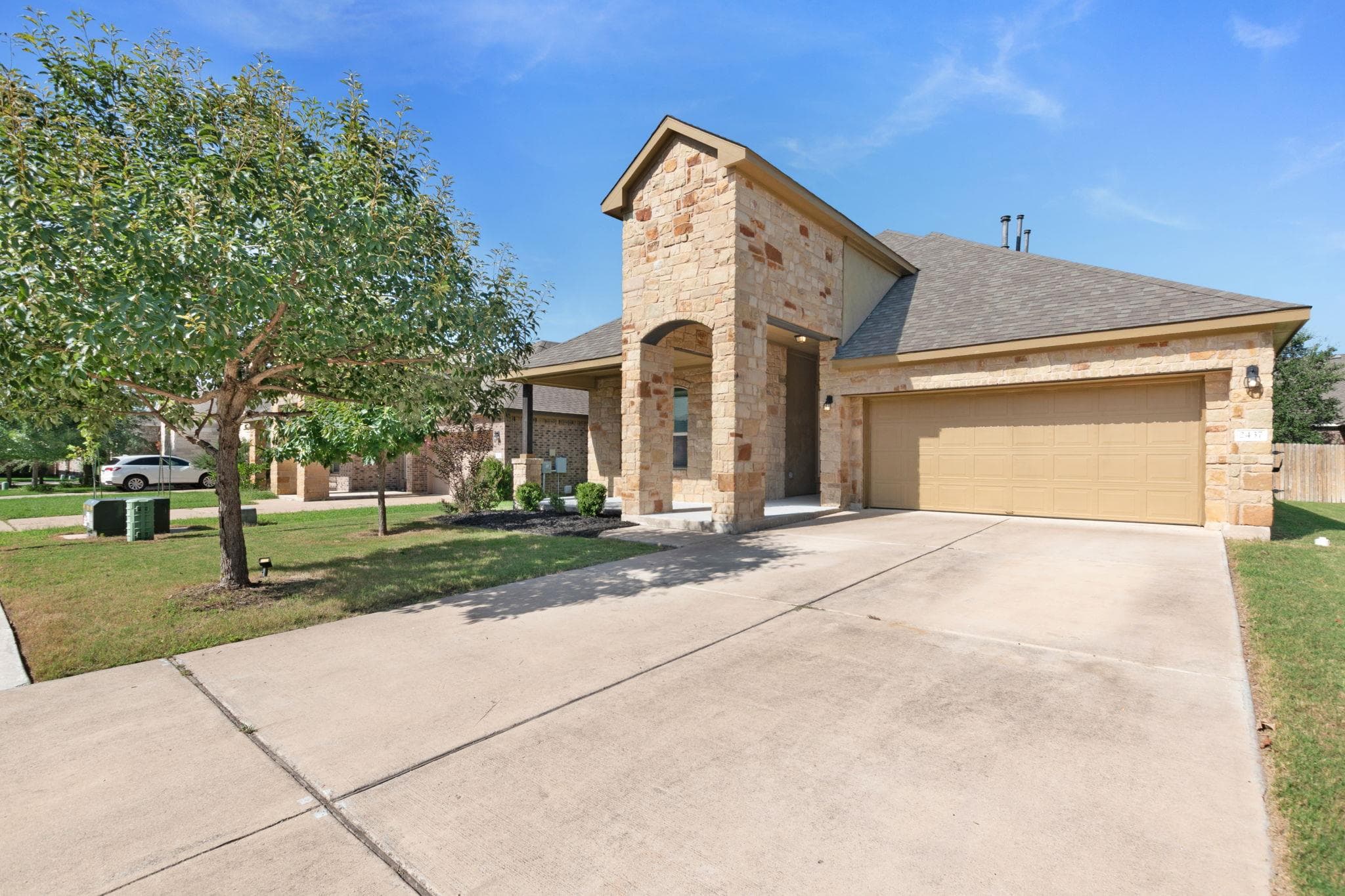2437 Lyla Ln