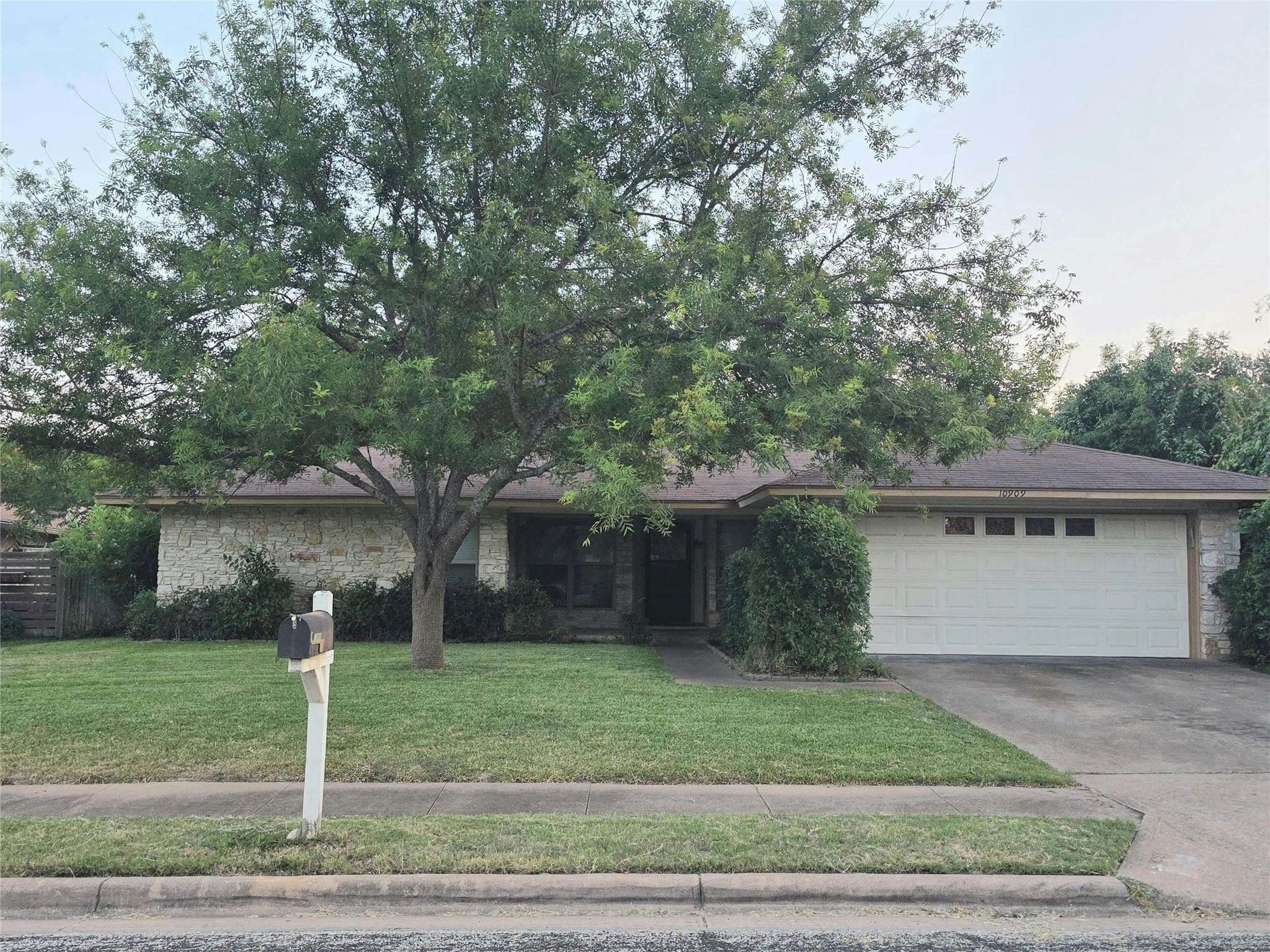 10909 Hillside Oak Ln