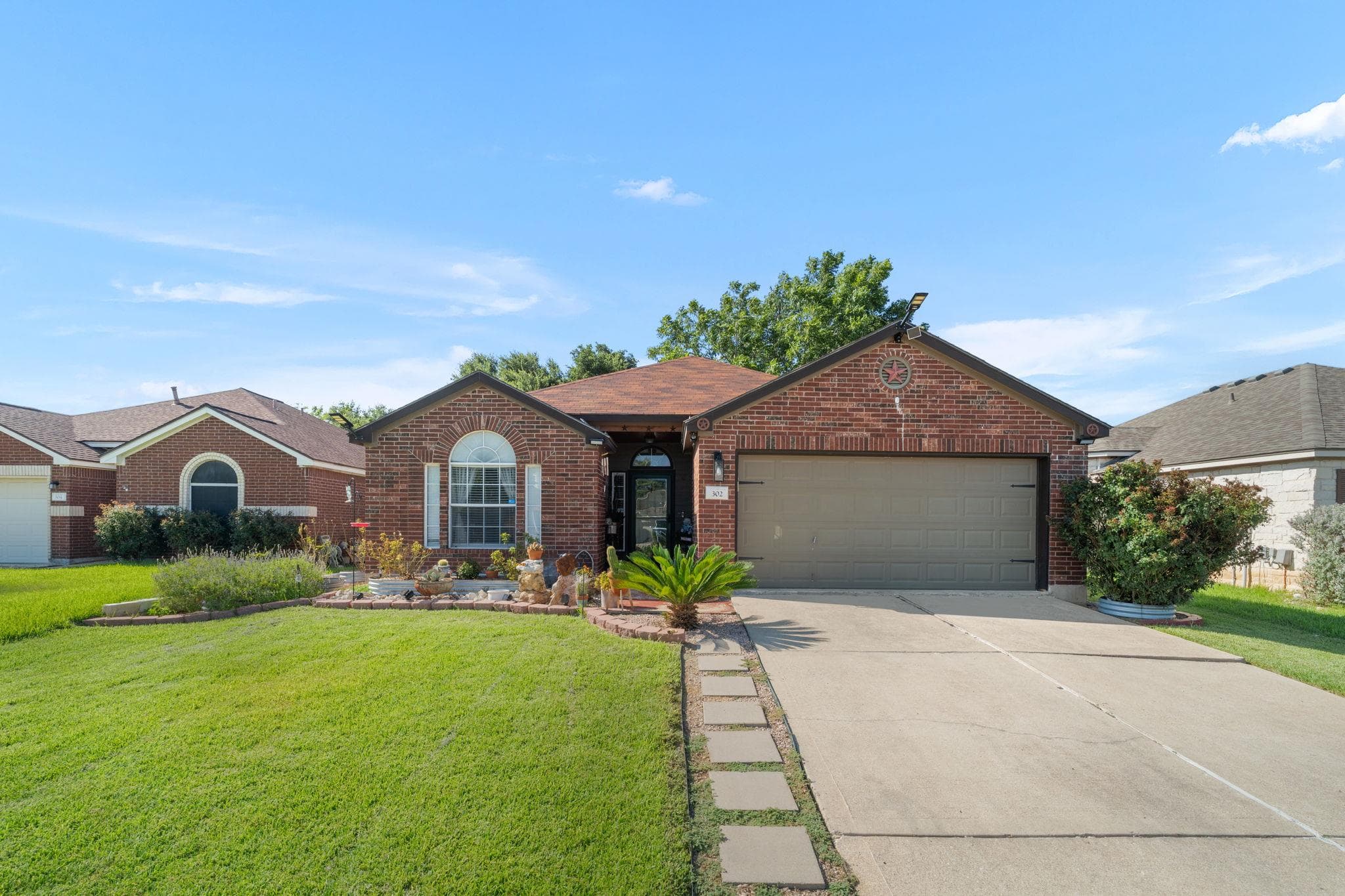 302 Adkins Cv
