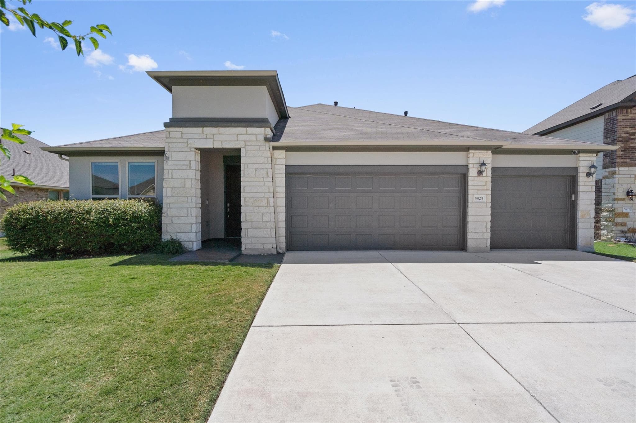 5825 Toscana Trce