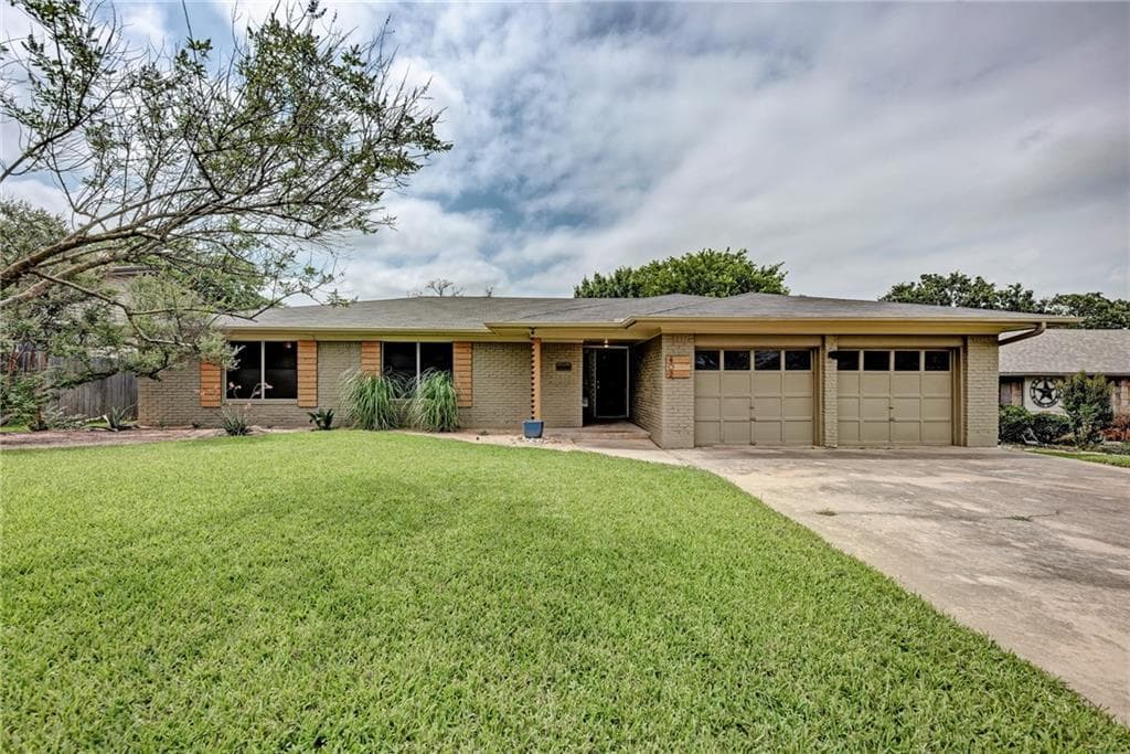 402 Greenwood Dr