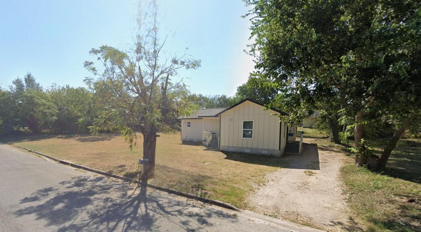 904 Austin St E