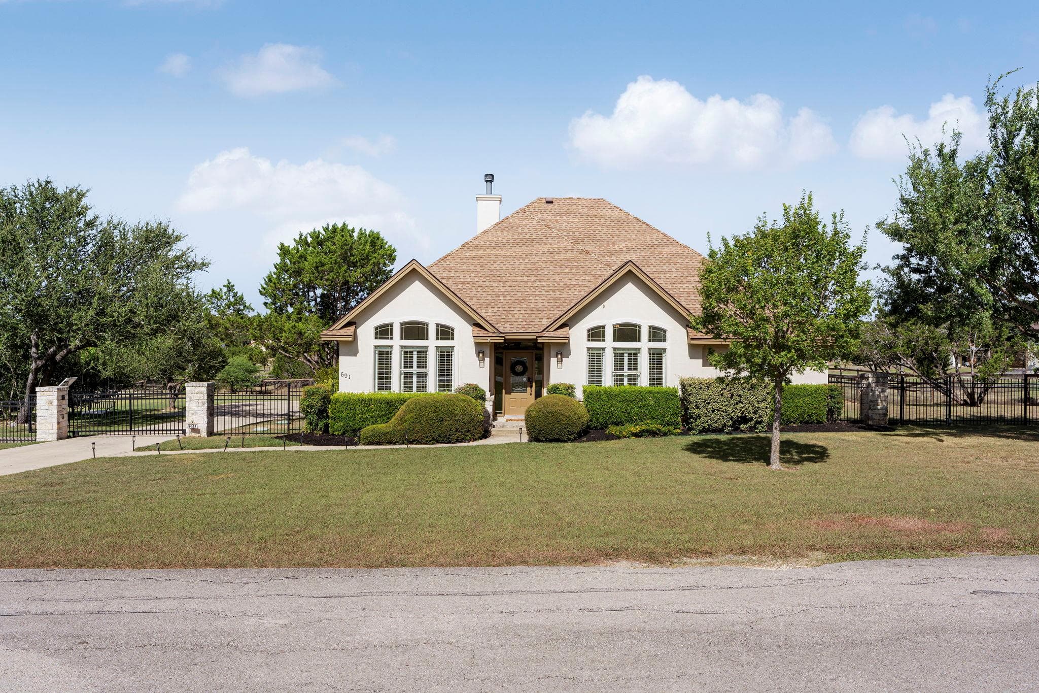 691 Broken Lance Dr