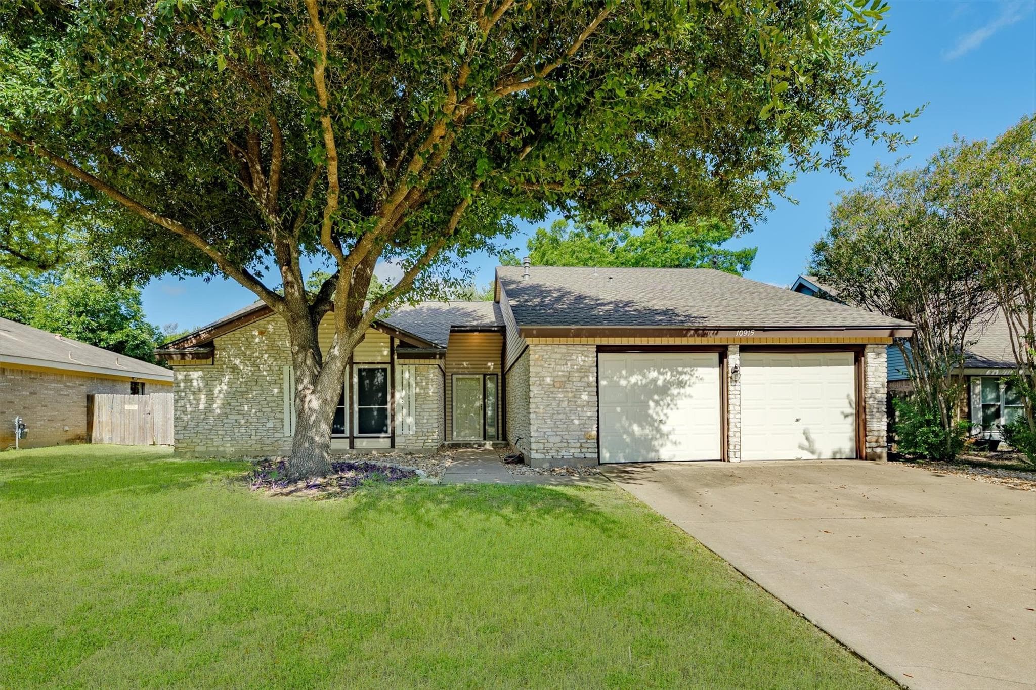 10915 Thicket Trl