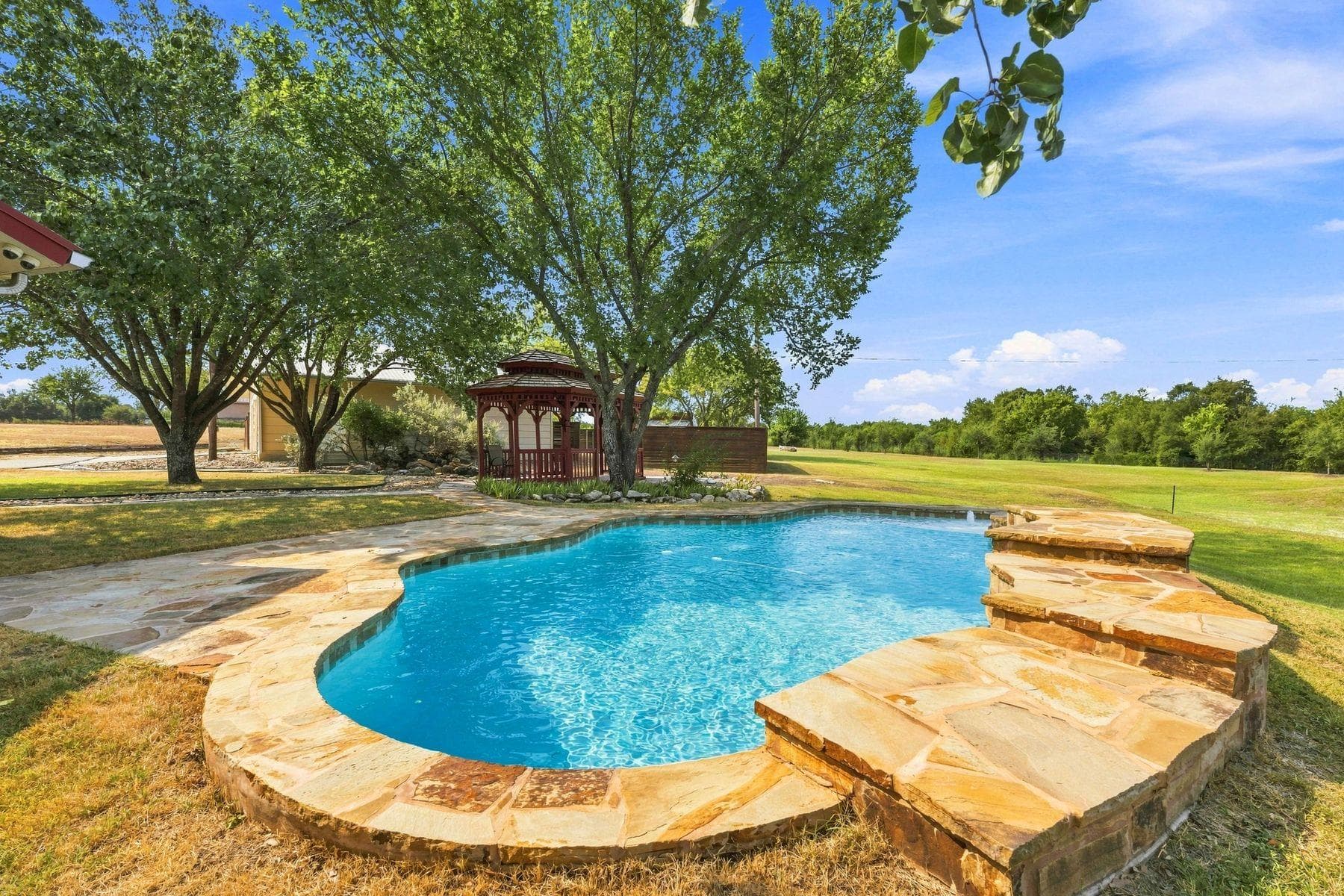 102 Valley View Dr E