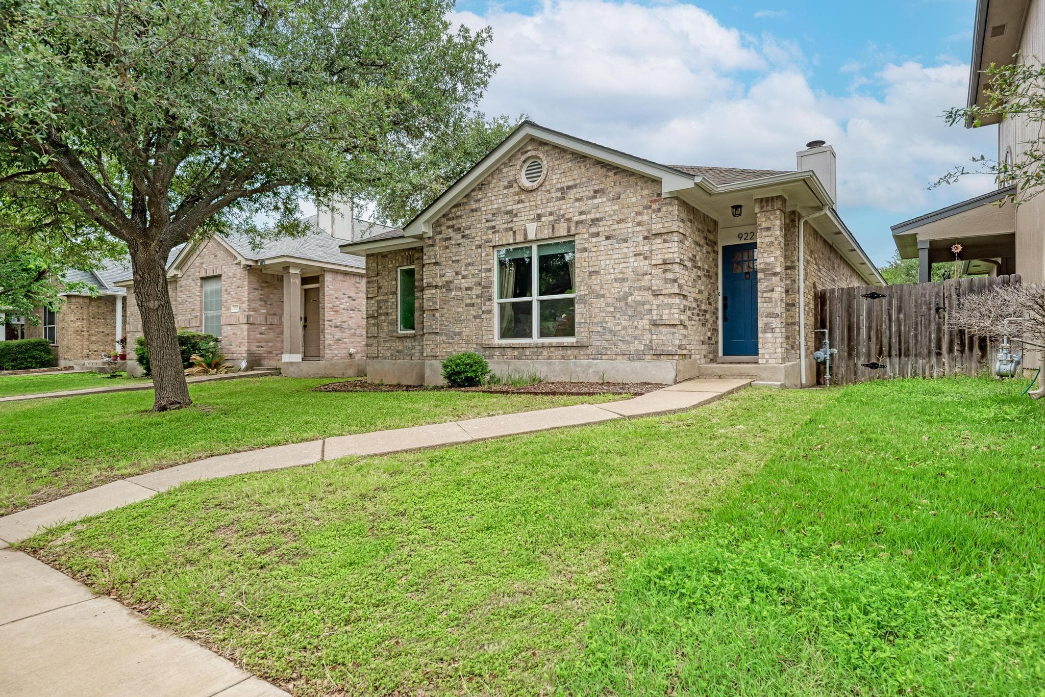 922 Thackeray Ln