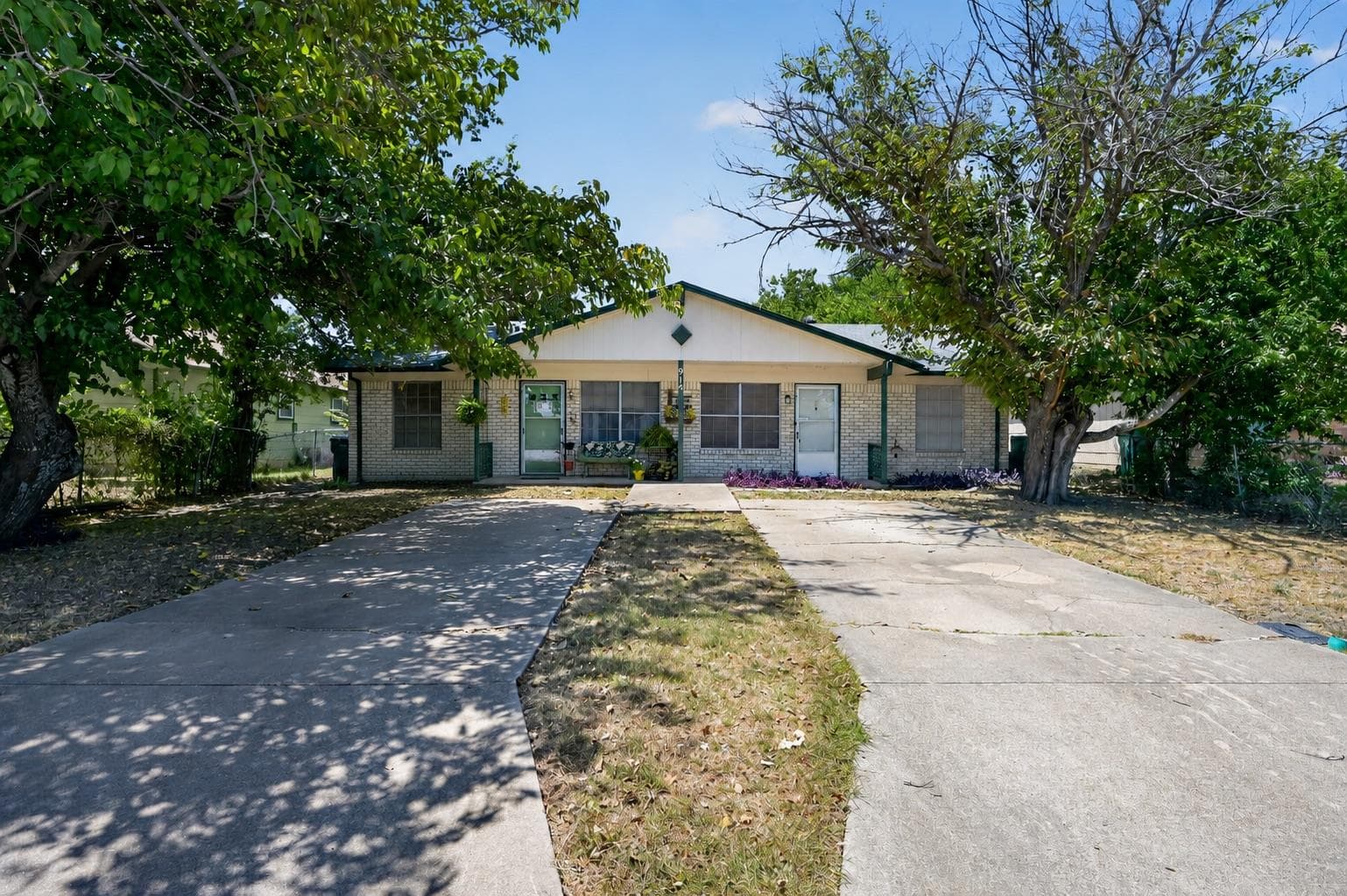 914 Travis Ln