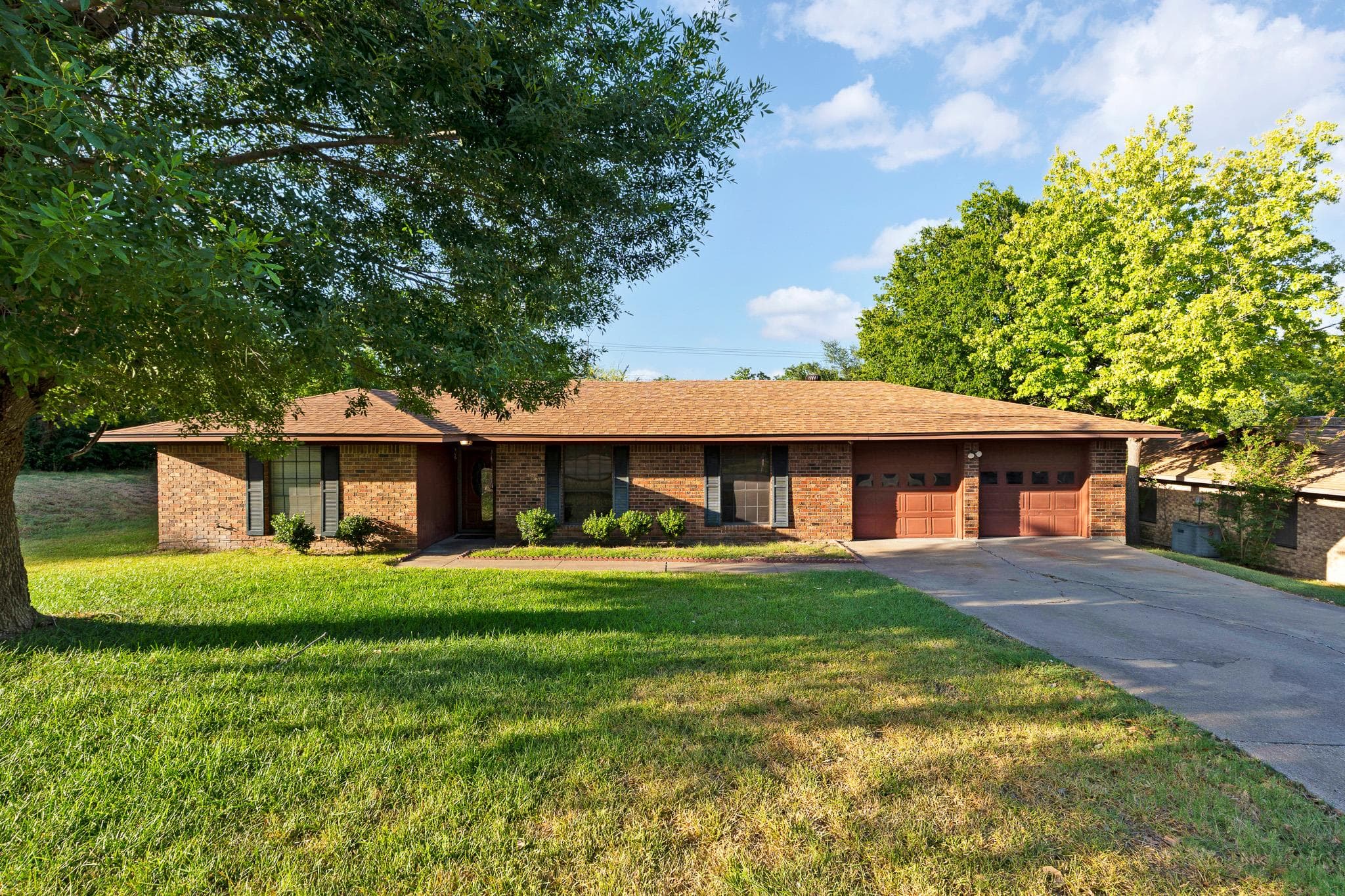 406 E Upshaw Ave