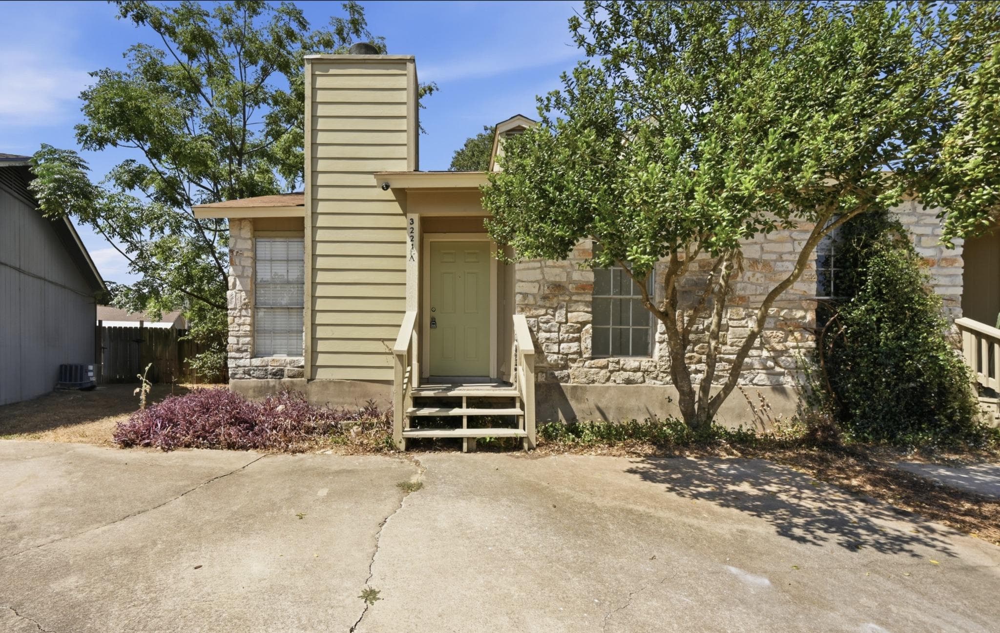 3221 Darnell Dr