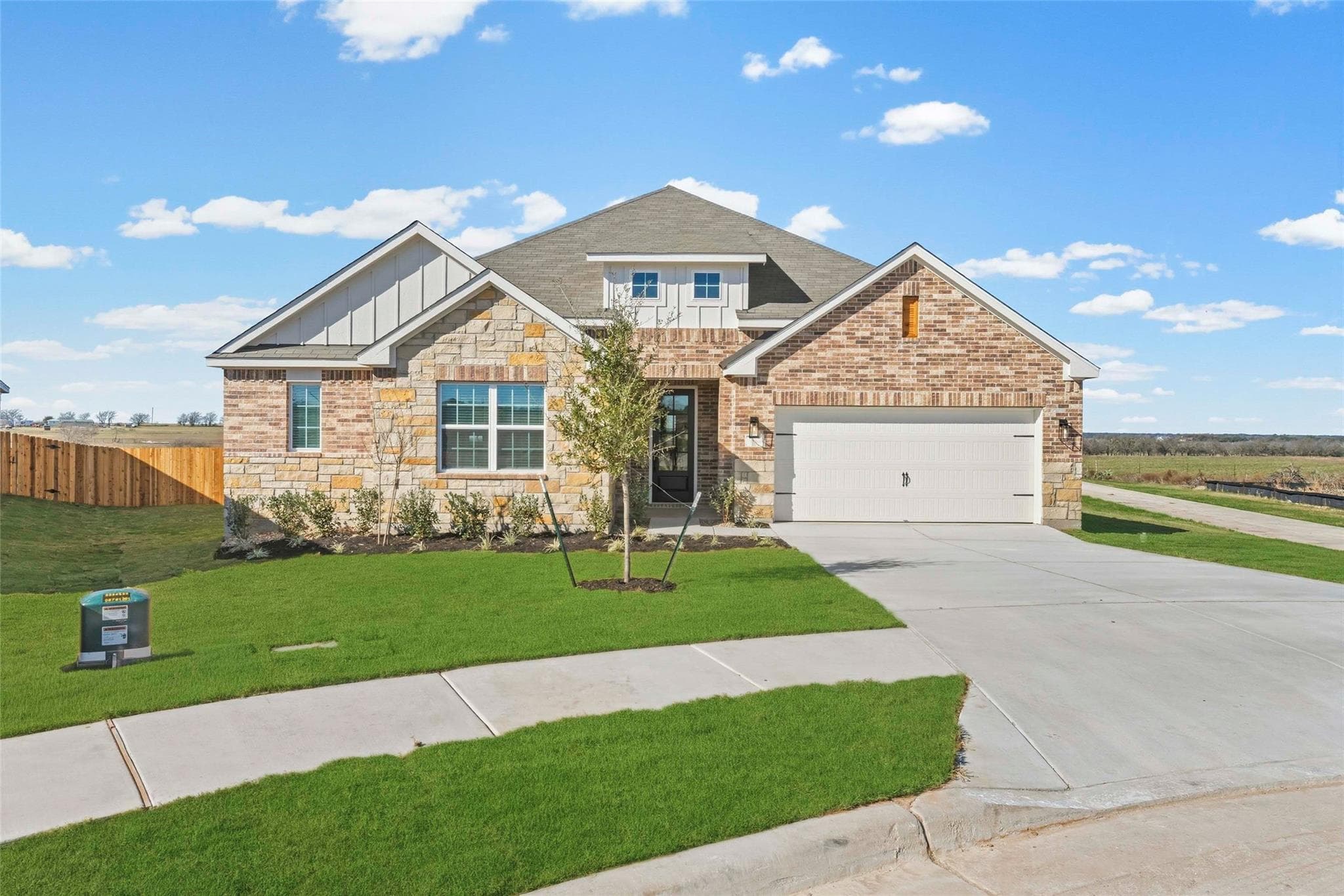 521 W Luna Blue Ln