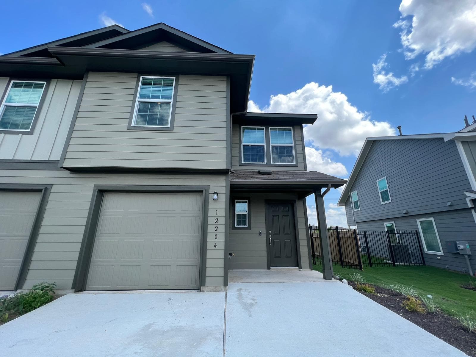 12204 Scarlet Sleeve Way
