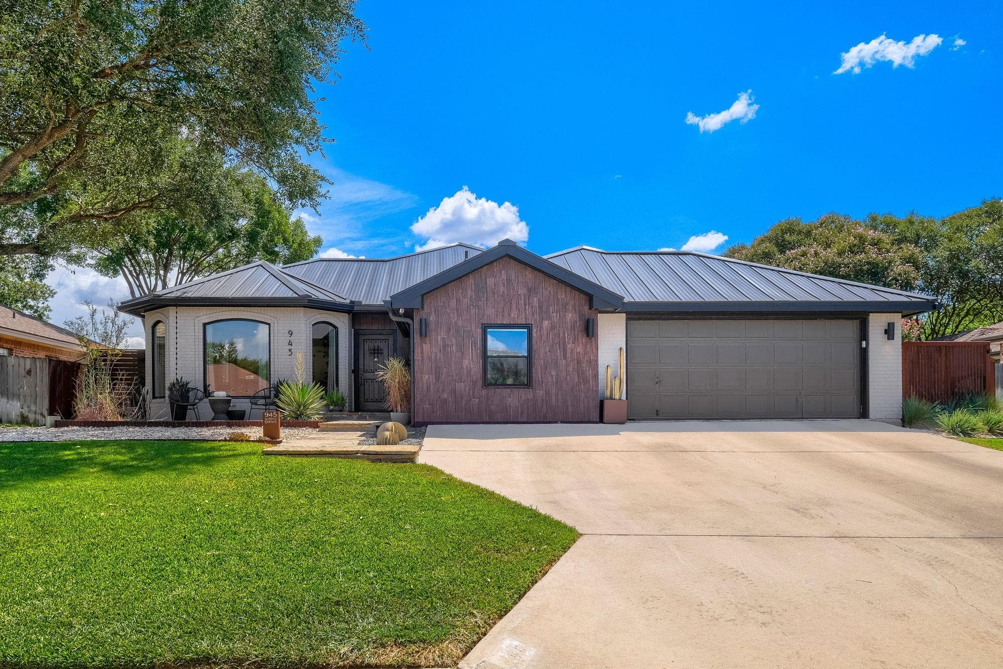 945 Queens Dr