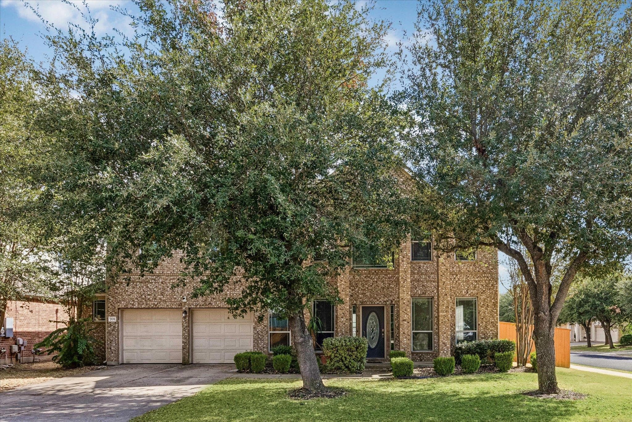 701 Crestwood Ln