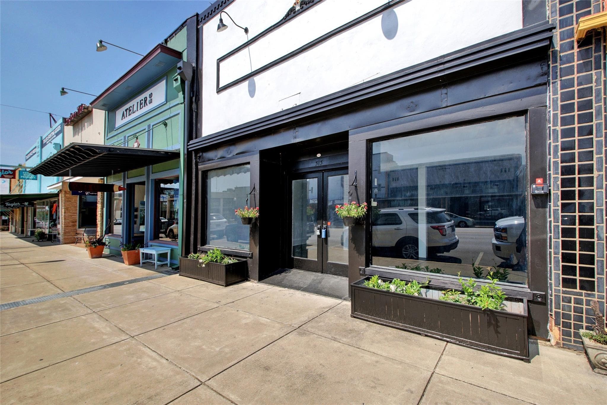 313 N Main St