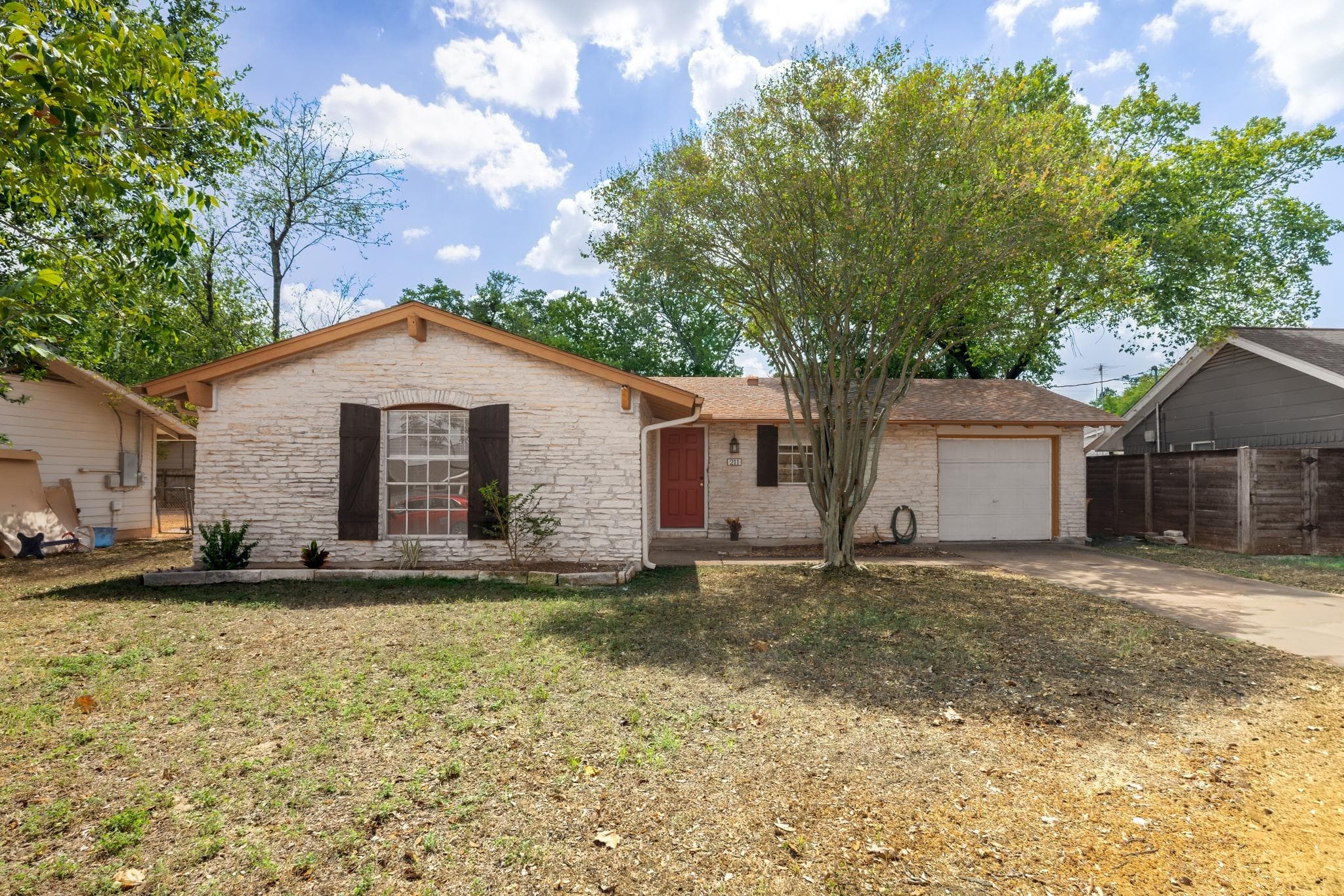 211 E Lisa Dr