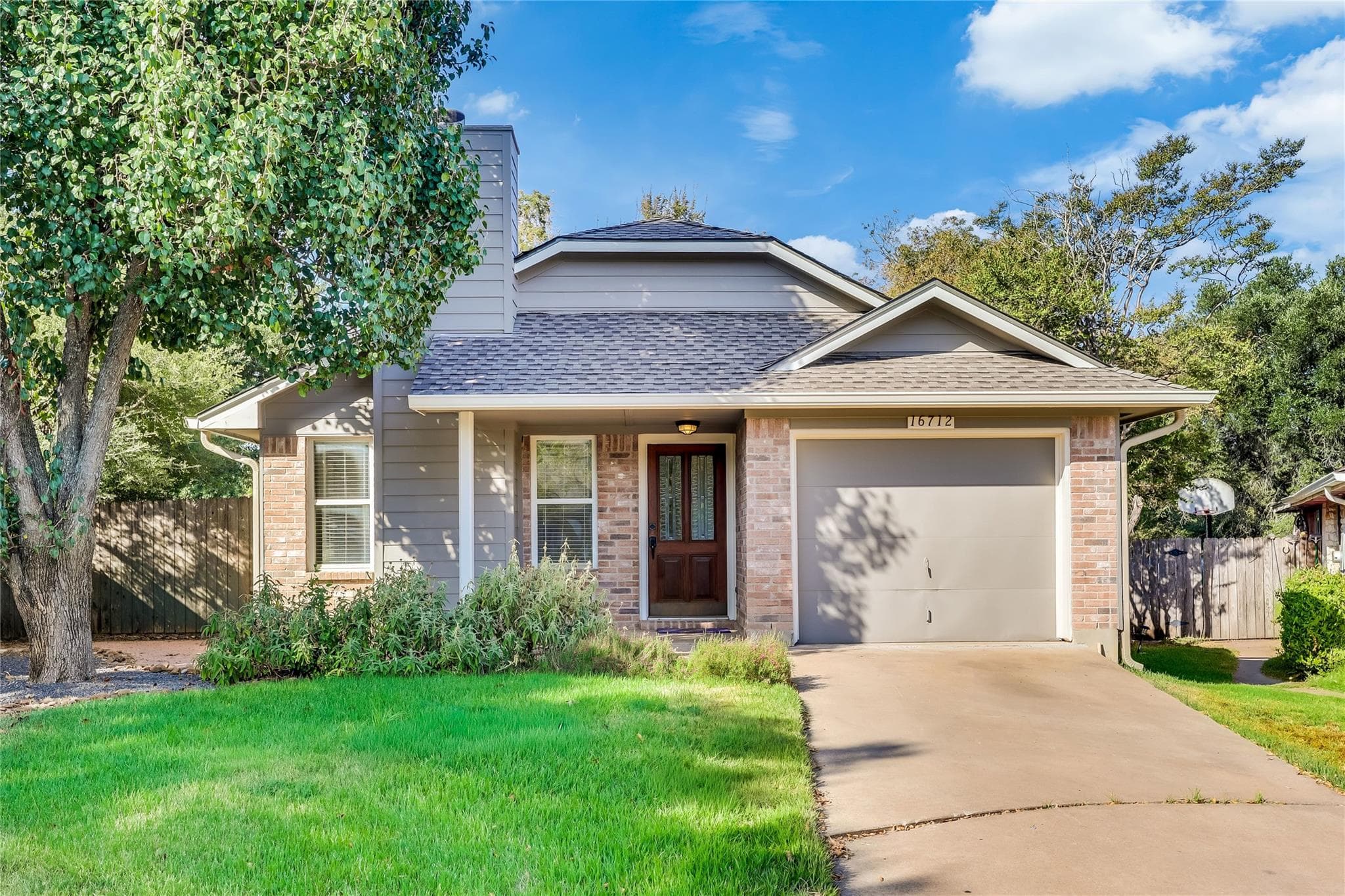 16712 VILLAGE OAK Loop