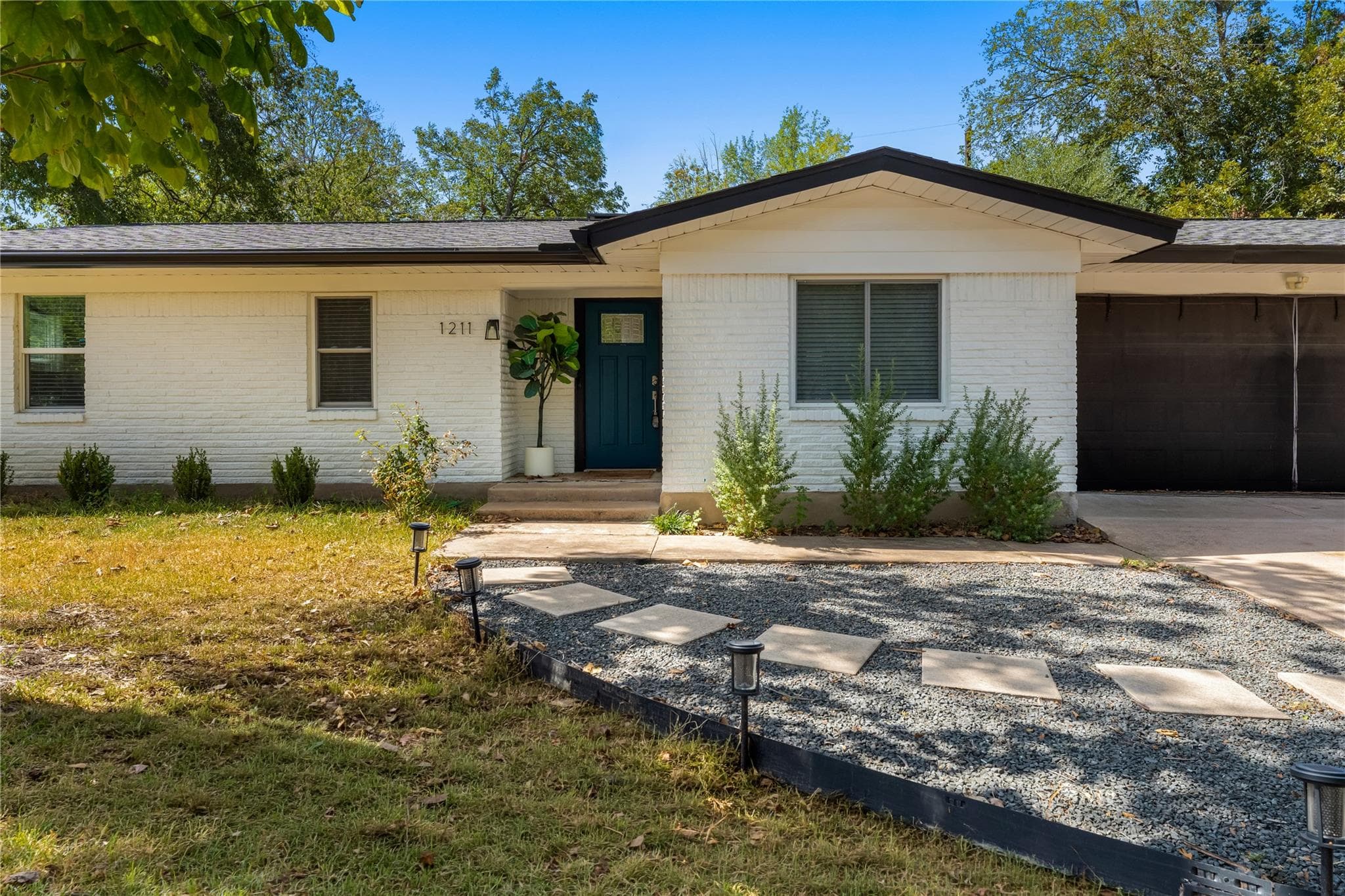 1211 Sahara Ave