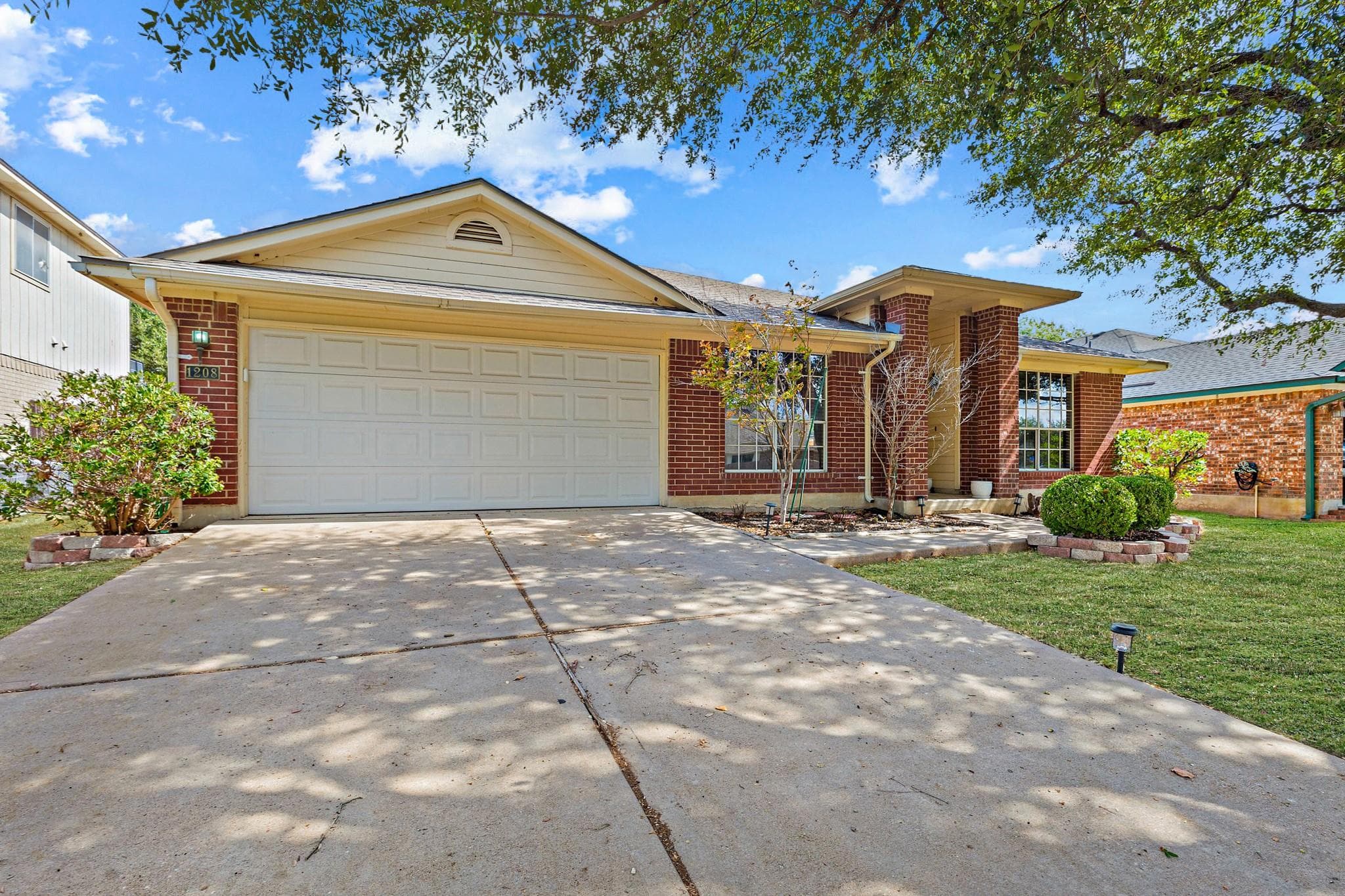 1208 Lochaline Loop