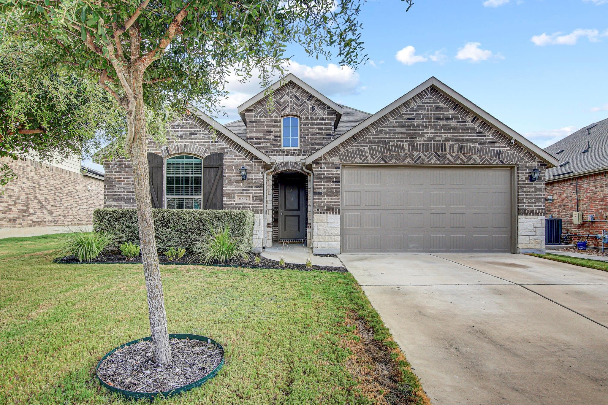 6832 Catania Loop