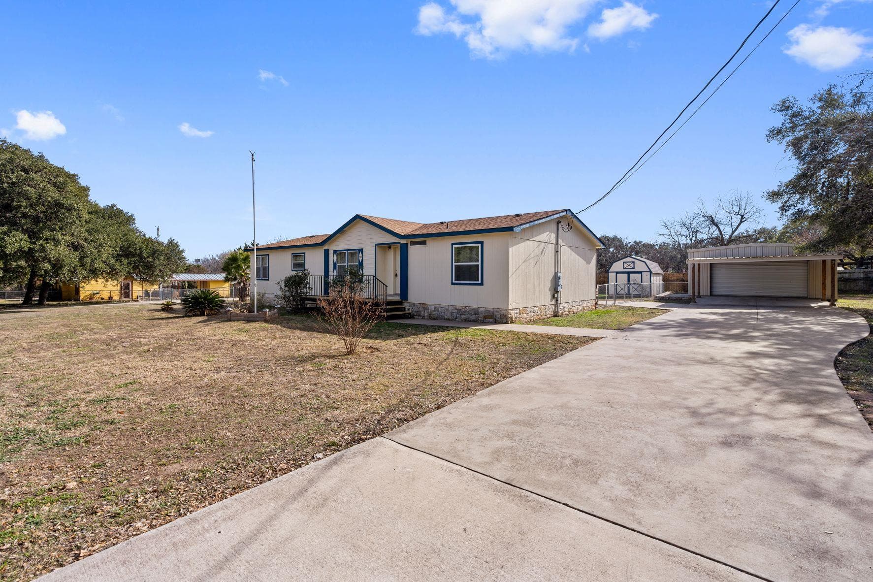 502 E Pecan Dr