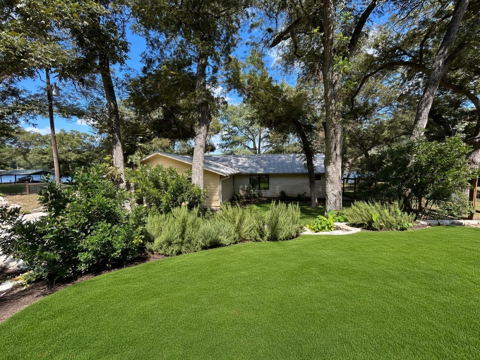 3004 Edgewater Dr