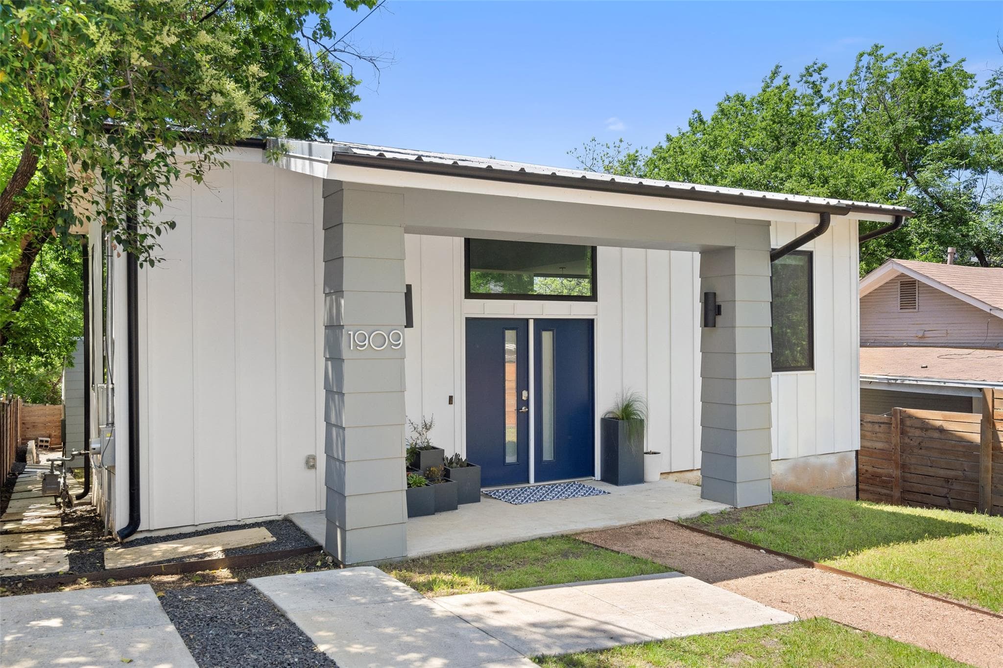 1909 E 9th St