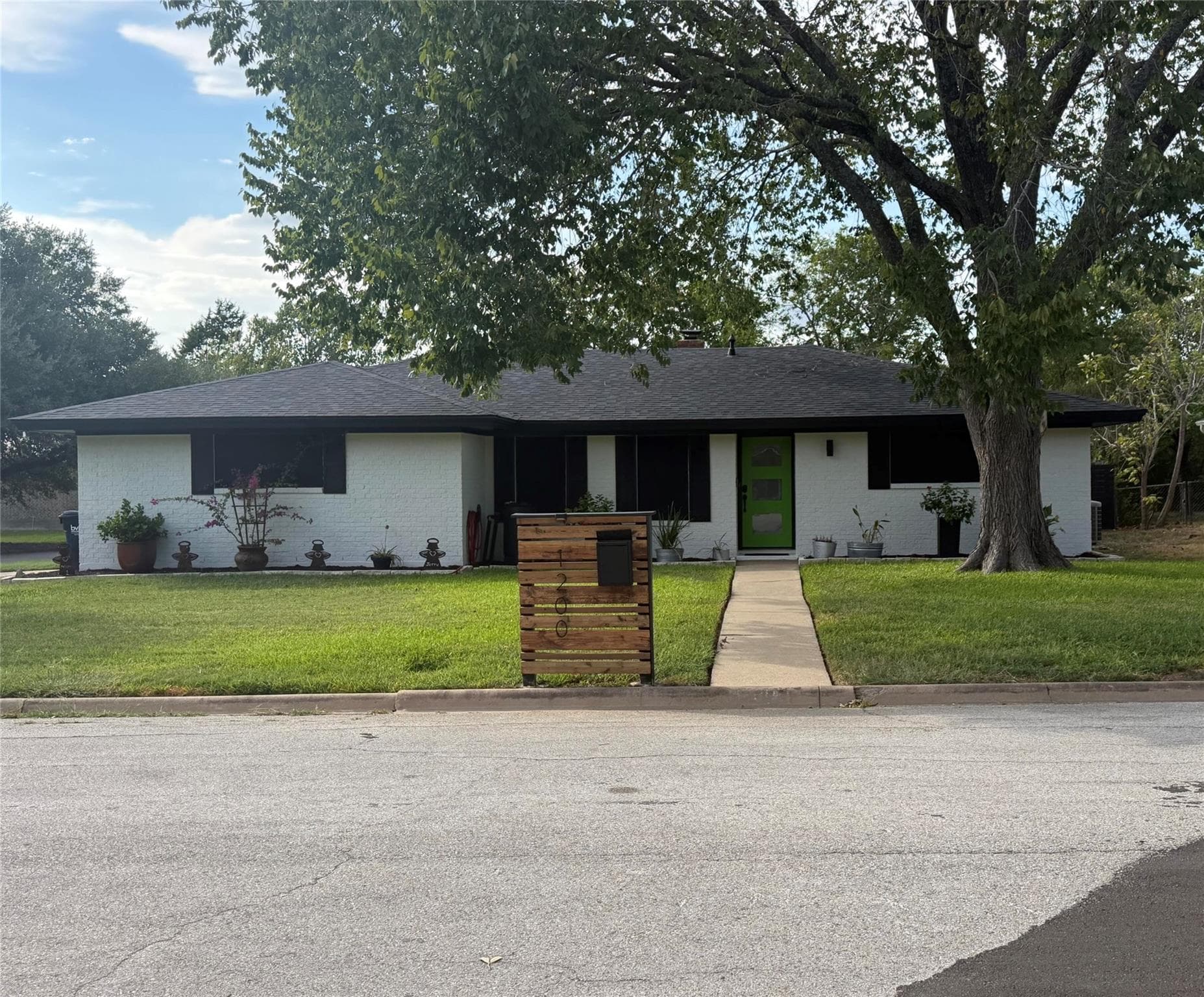 1200 Garden Ln