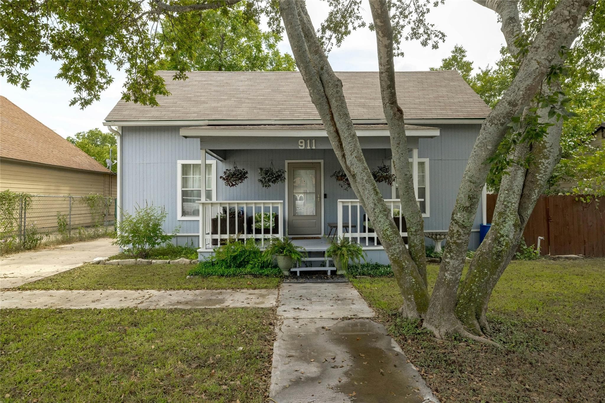 911 W 3rd St #1-2