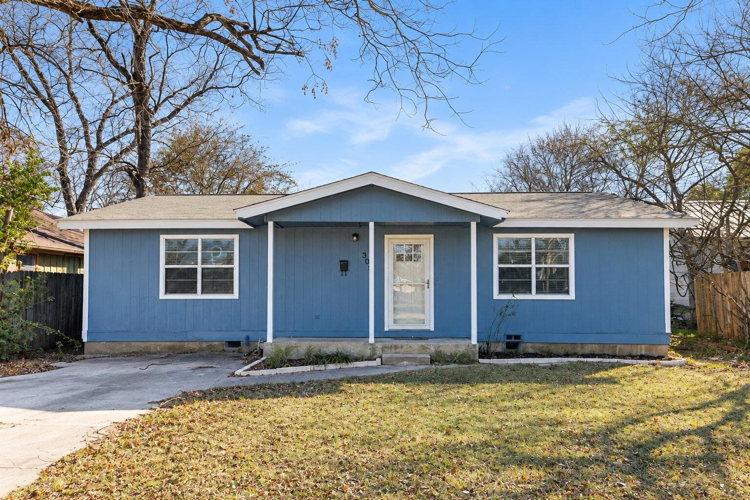 303 E AUSTIN Ave