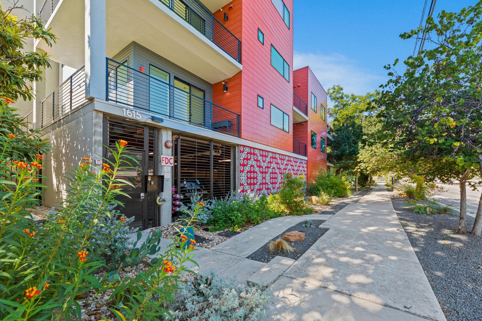 1615 E 7th St #202